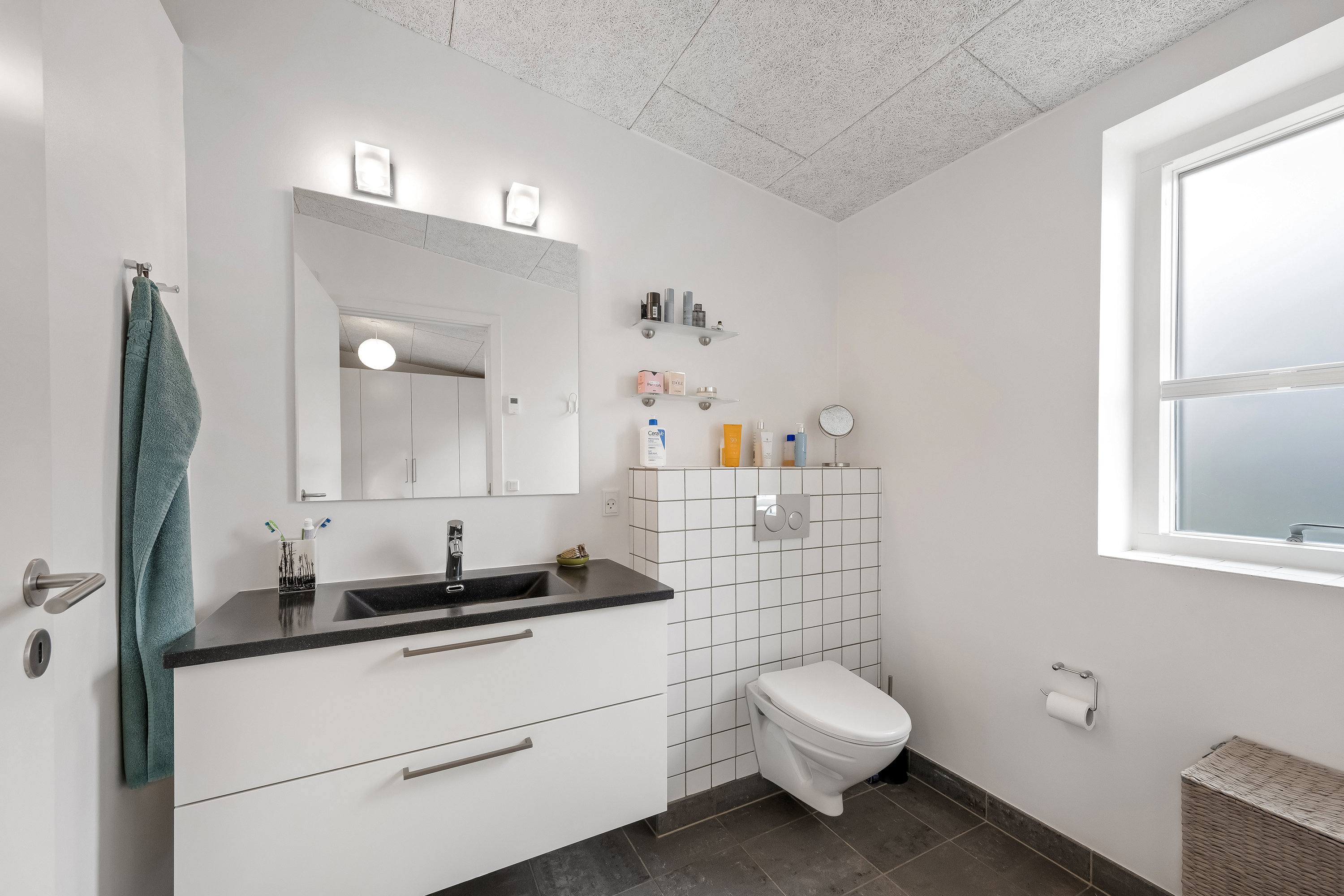 Fremhævet badeværelse billede i fuldskærmstilstand. Billede af Kongshøjvej 13, 6950 Ringkøbing