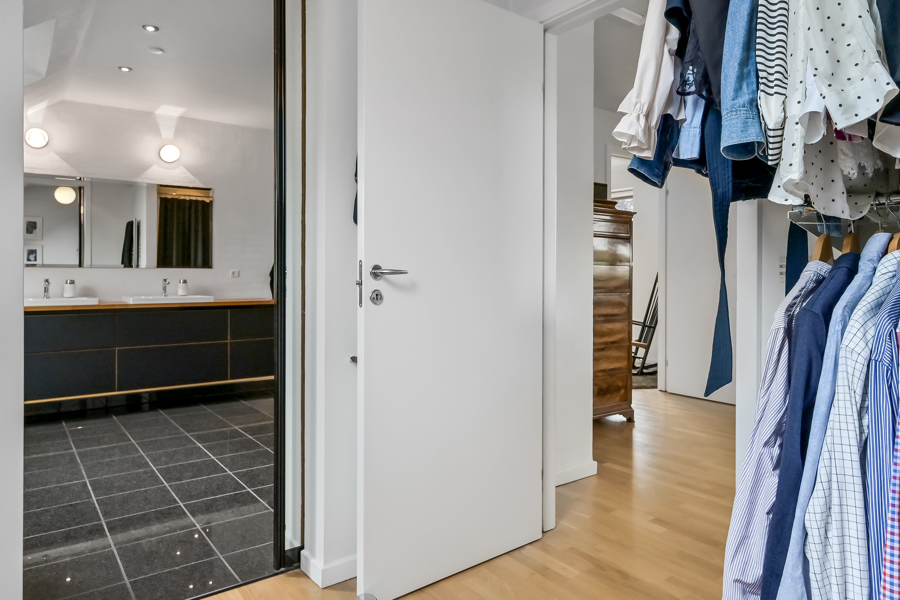 Fremhævet garderobe billede i fuldskærmstilstand. Billede af Nørre Lindbjerg 5, Gjellerup, 7400 Herning