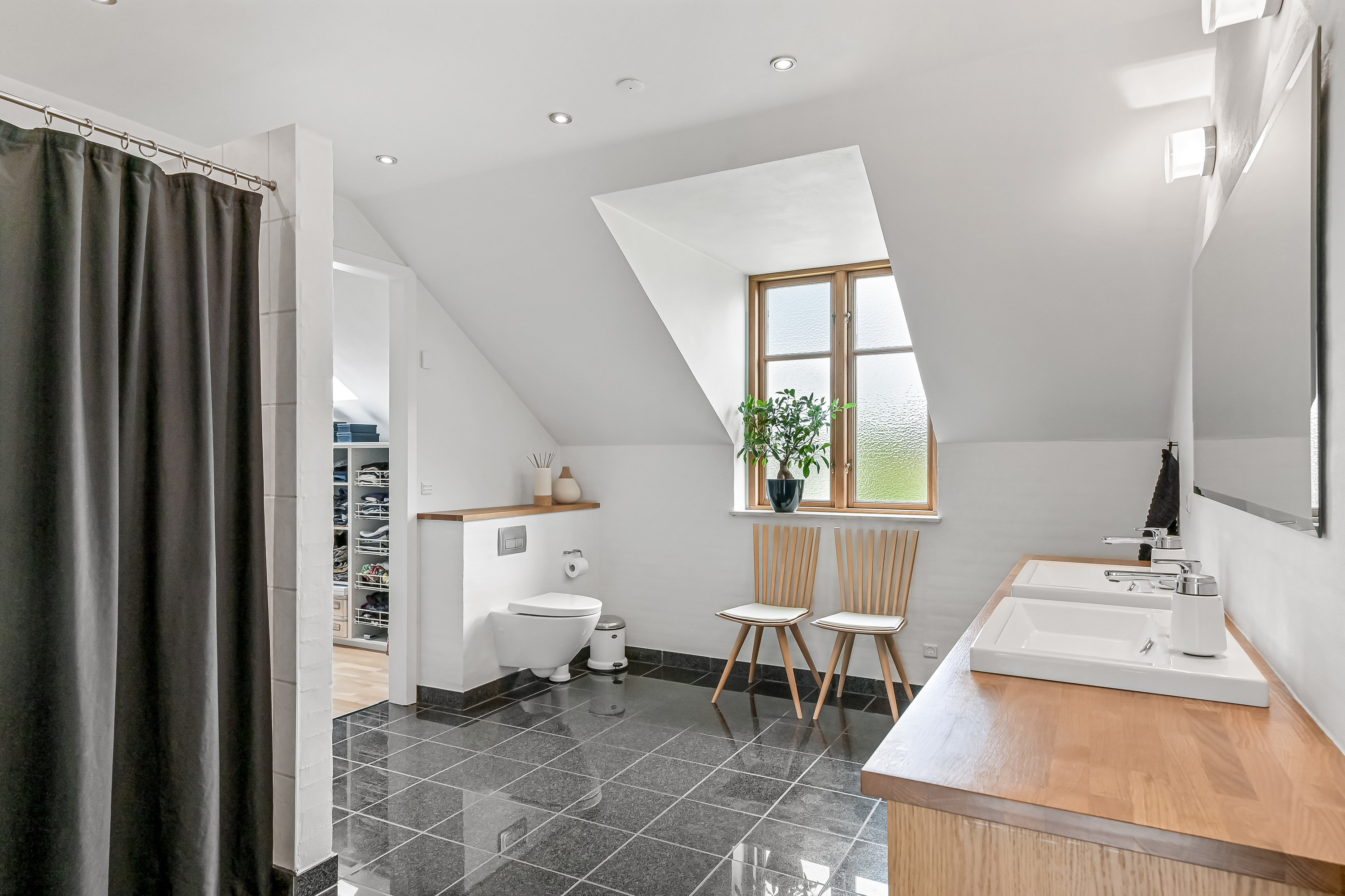 Fremhævet badeværelse billede i fuldskærmstilstand. Billede af Nørre Lindbjerg 5, Gjellerup, 7400 Herning