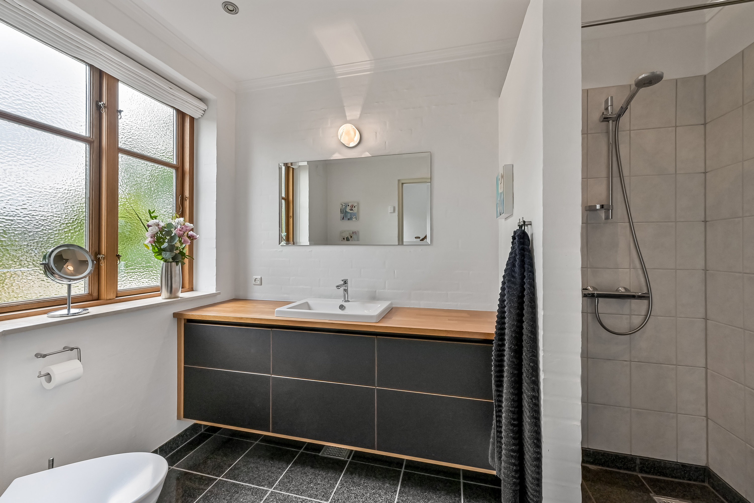 Fremhævet badeværelse billede i fuldskærmstilstand. Billede af Nørre Lindbjerg 5, Gjellerup, 7400 Herning