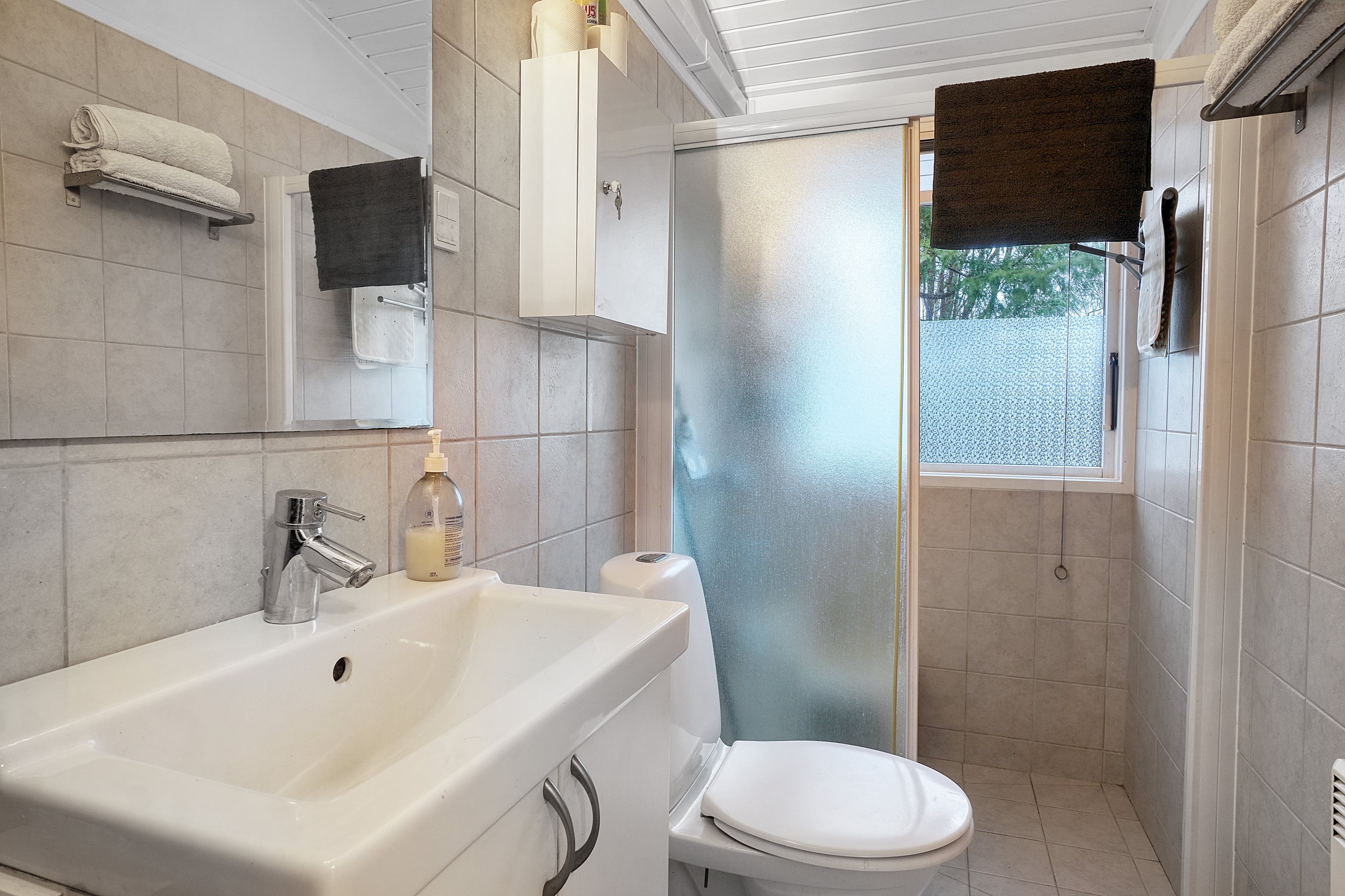 Fremhævet badeværelse billede i fuldskærmstilstand. Billede af Ørnevej 4, 3120 Dronningmølle