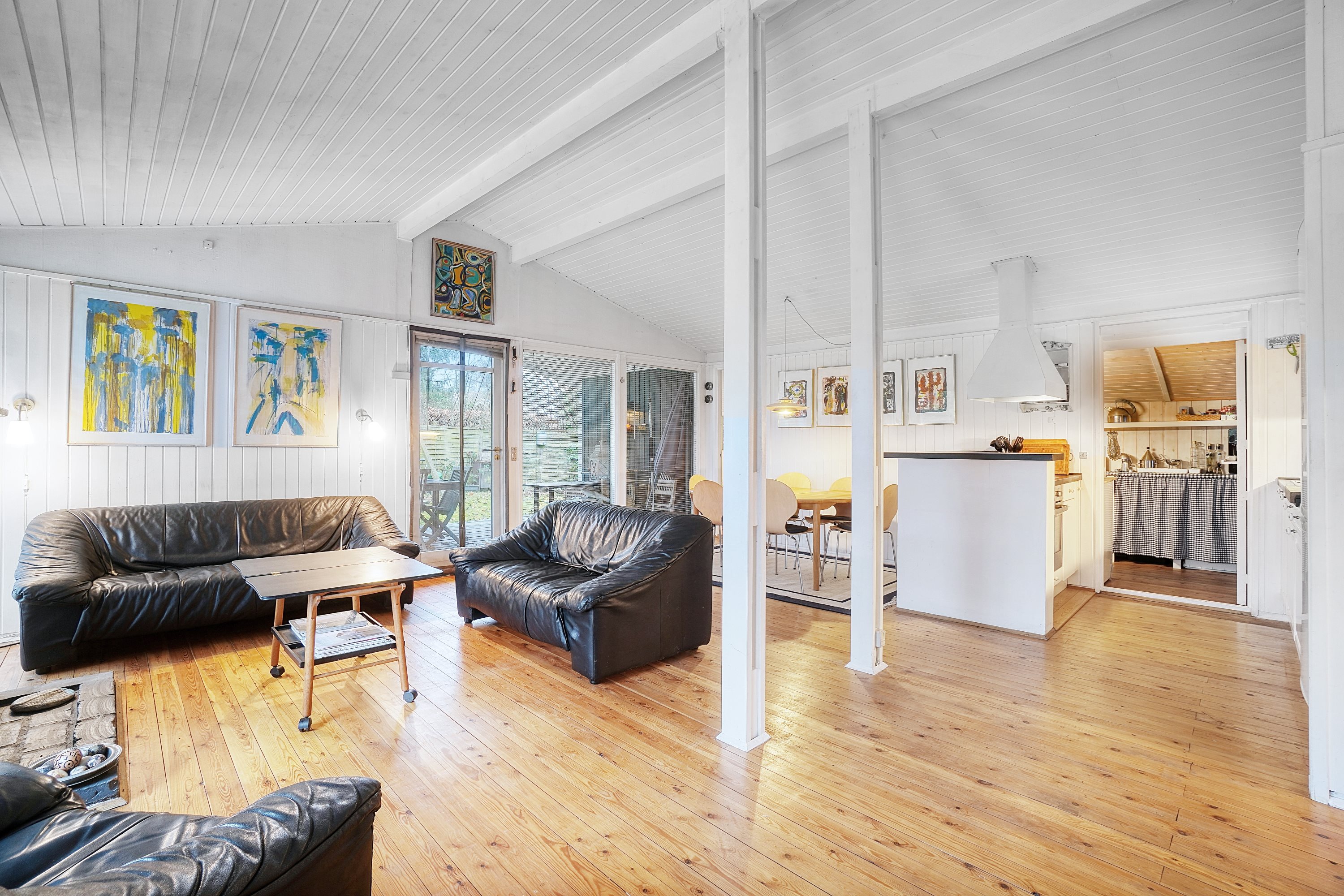 Fremhævet stue billede i fuldskærmstilstand. Billede af Ørnevej 4, 3120 Dronningmølle