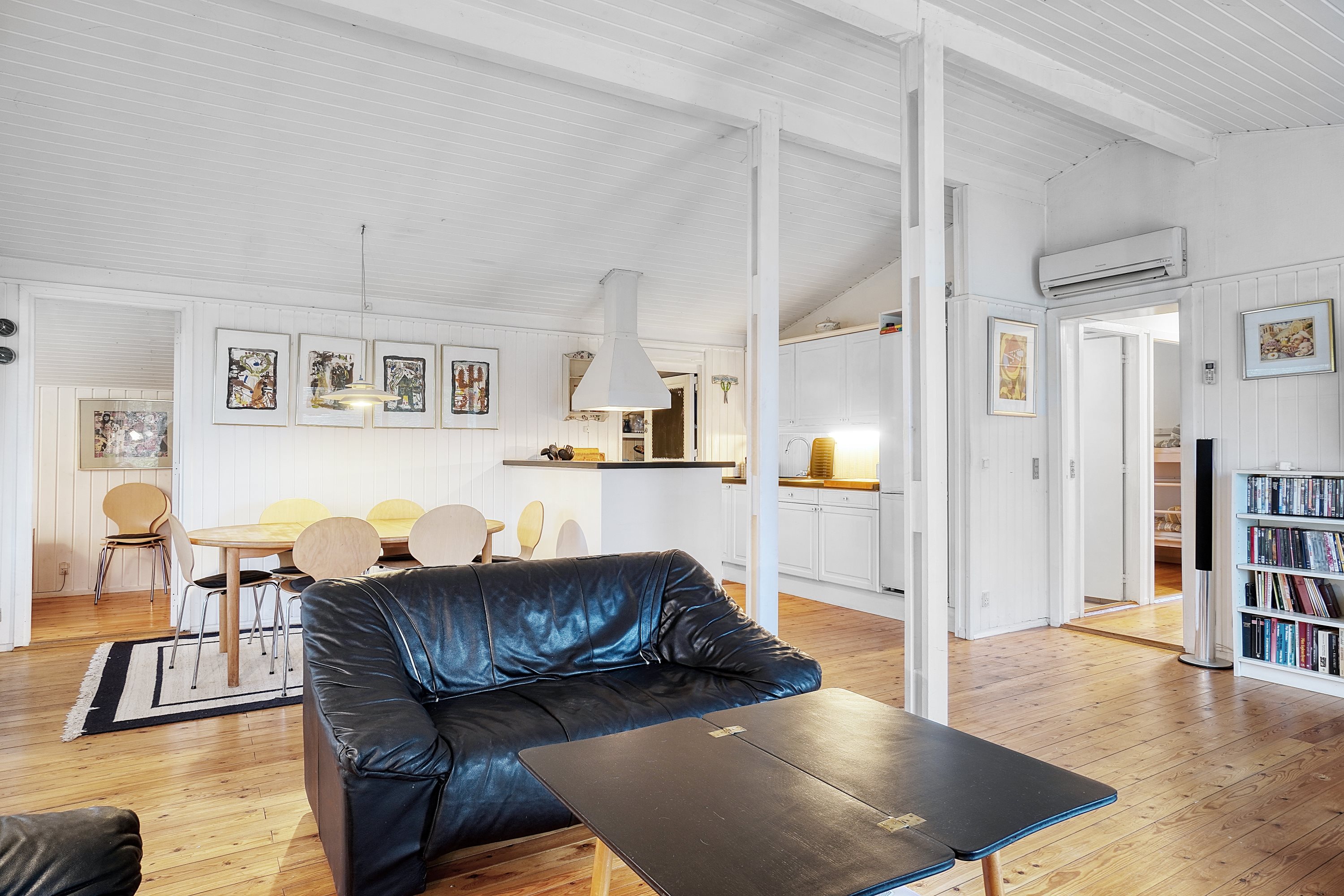 Fremhævet stue billede i fuldskærmstilstand. Billede af Ørnevej 4, 3120 Dronningmølle