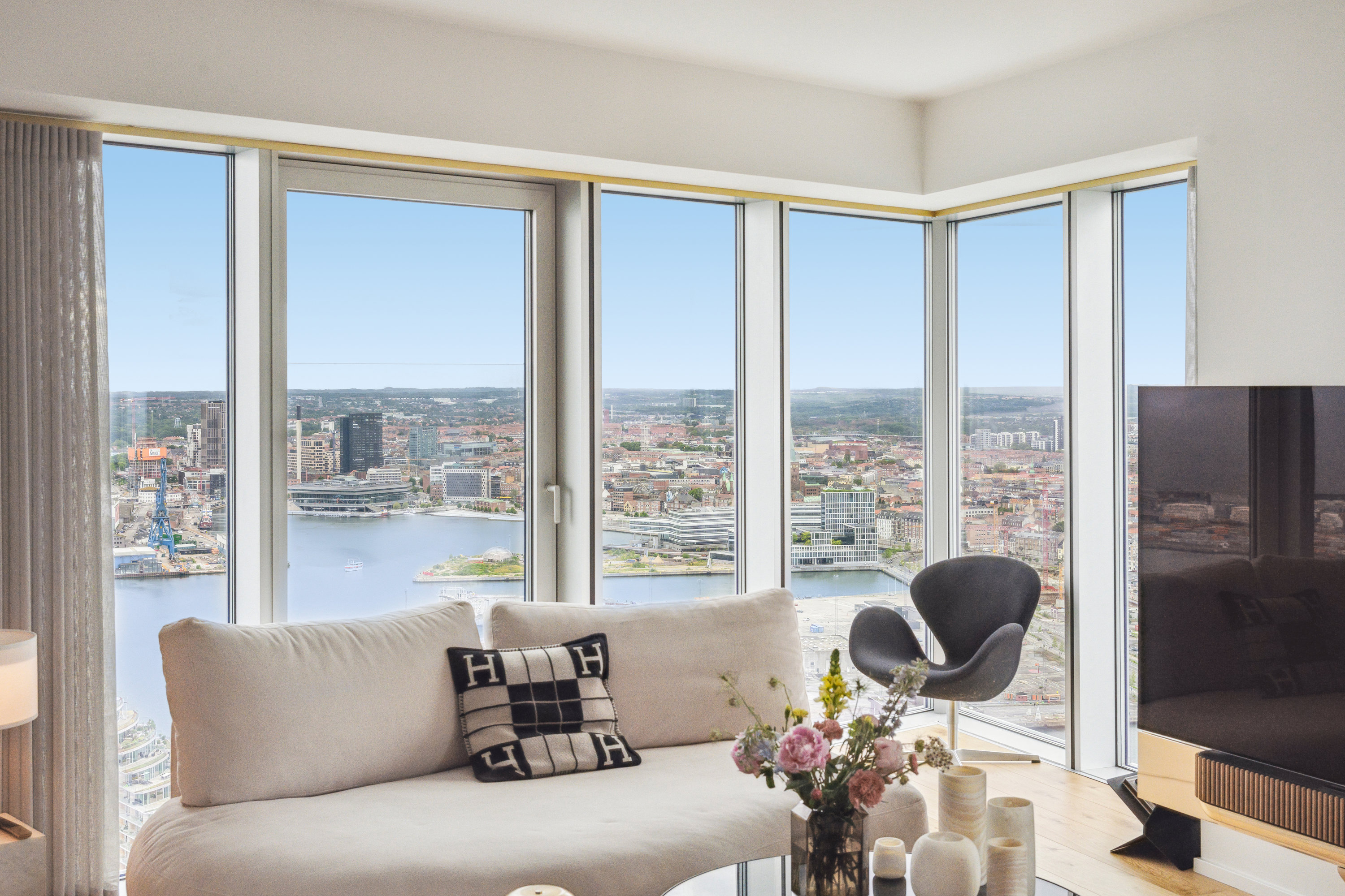 Fremhævet stue billede i fuldskærmstilstand. Billede af Helga Pedersens Gade 79, 41. 6., 8000 Aarhus C