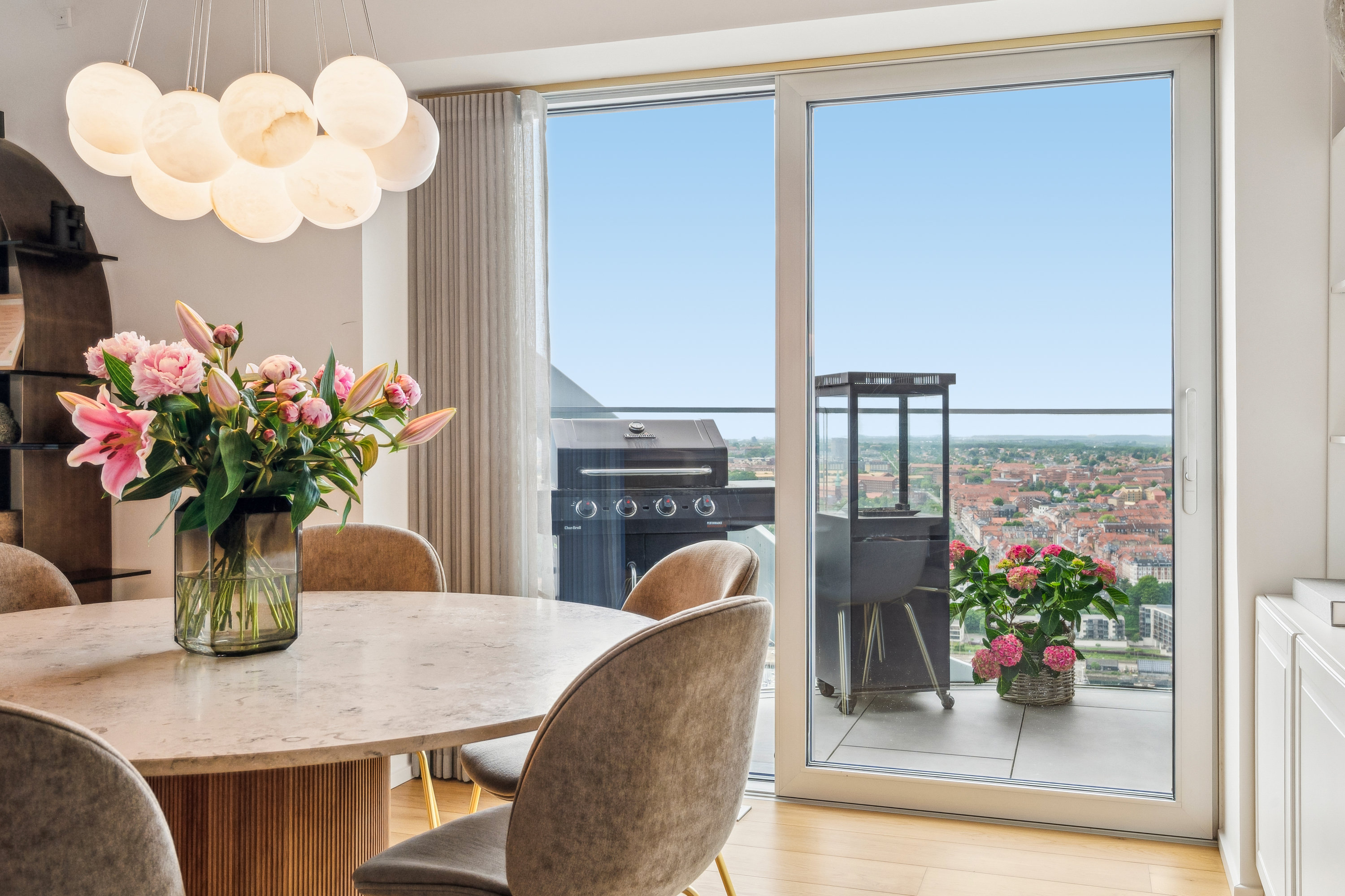 Fremhævet stue billede i fuldskærmstilstand. Billede af Helga Pedersens Gade 79, 41. 6., 8000 Aarhus C