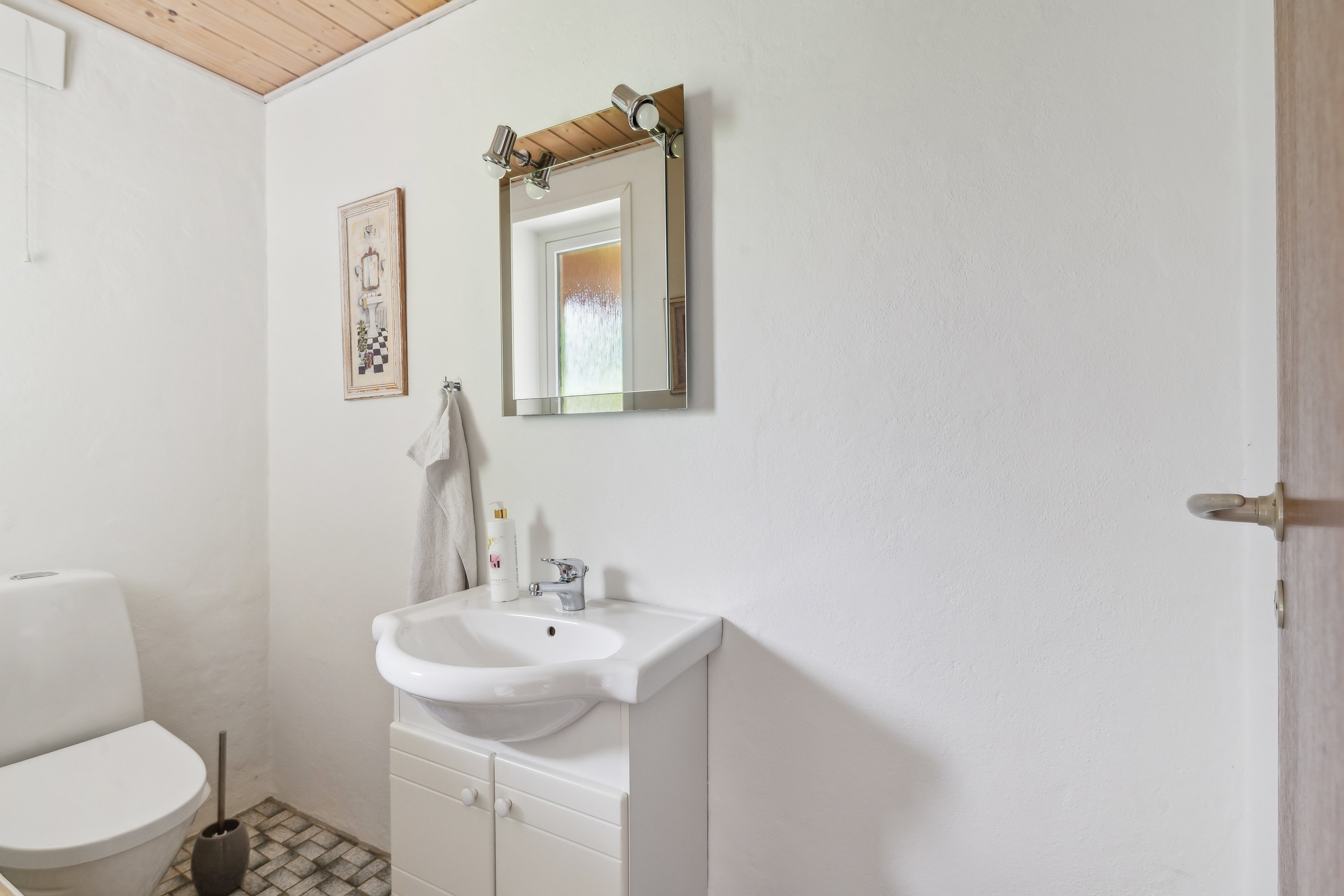 Fremhævet toilet billede i fuldskærmstilstand. Billede af Kærvej 25, Sønder Onsild Stationsby, 9500 Hobro