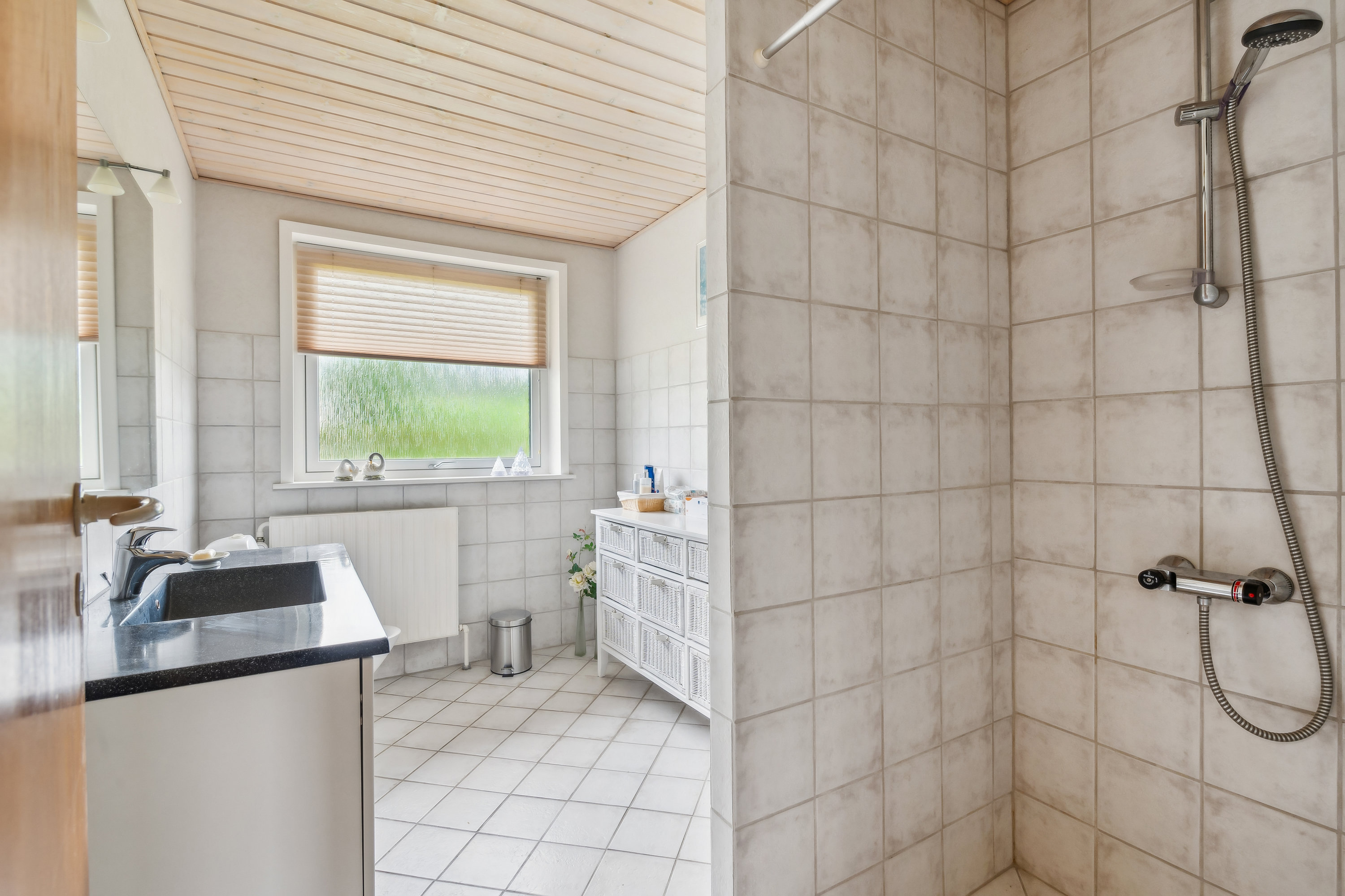 Fremhævet badeværelse billede i fuldskærmstilstand. Billede af Kærvej 25, Sønder Onsild Stationsby, 9500 Hobro