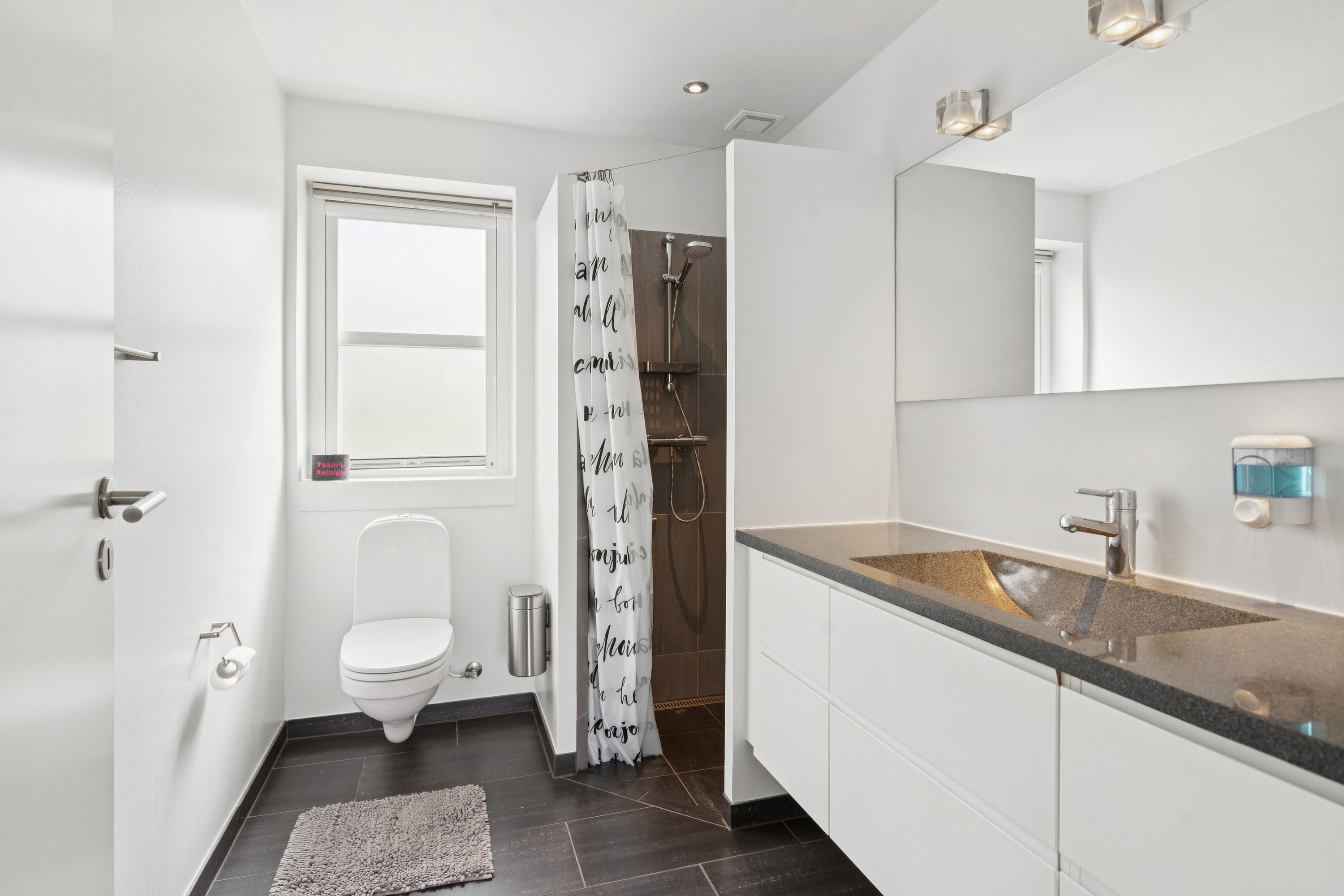 Fremhævet badeværelse billede i fuldskærmstilstand. Billede af Bakkegårds Allé 58, 5550 Langeskov