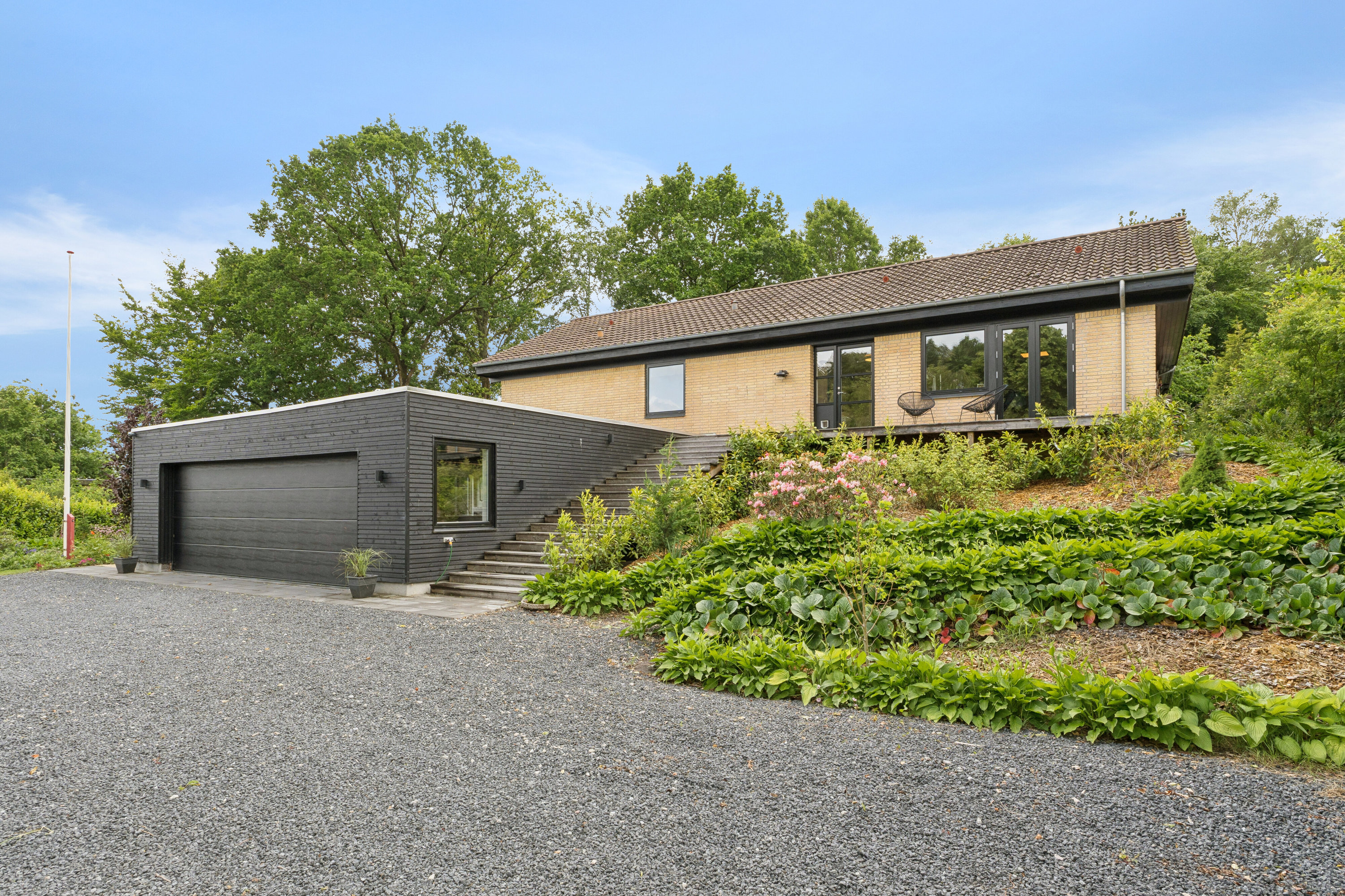 Miniaturebillede 2: set fra vejen. Billede af Risumvej 41, 8600 Silkeborg