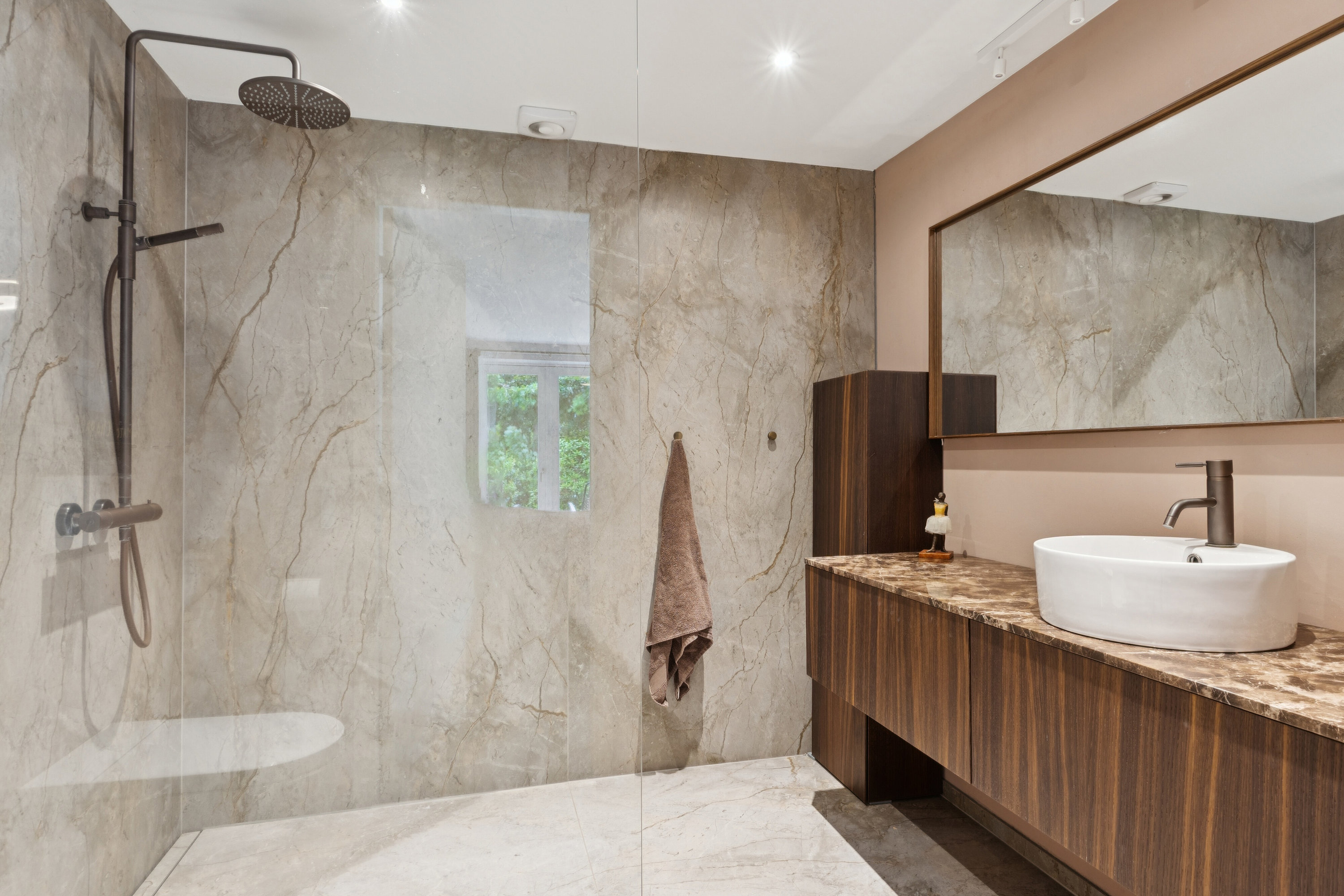 Fremhævet badeværelse billede i fuldskærmstilstand. Billede af Risumvej 41, 8600 Silkeborg