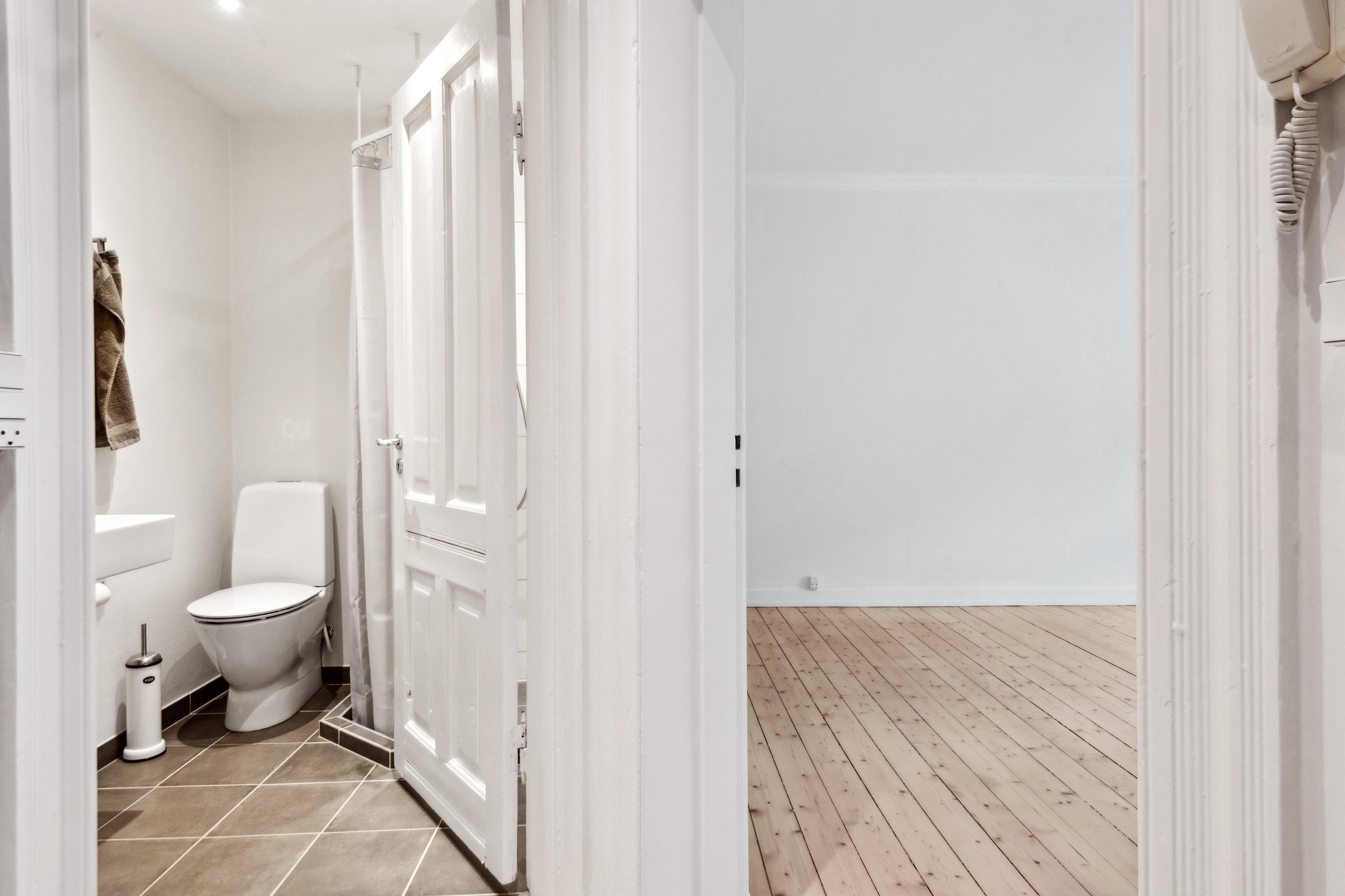 Fremhævet badeværelse billede i fuldskærmstilstand. Billede af Niels Ebbesens Gade 12, st.. th., 9000 Aalborg