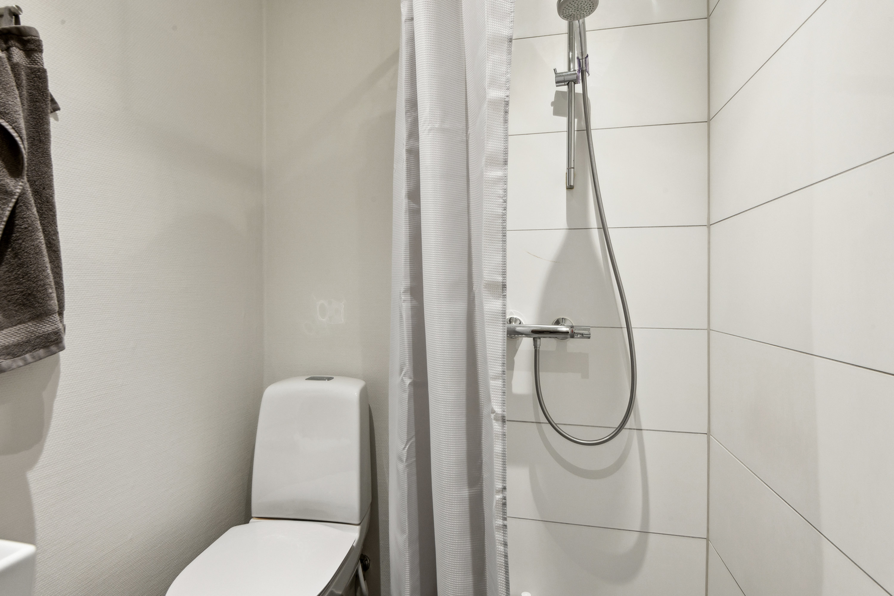 Fremhævet badeværelse billede i fuldskærmstilstand. Billede af Niels Ebbesens Gade 12, st.. th., 9000 Aalborg