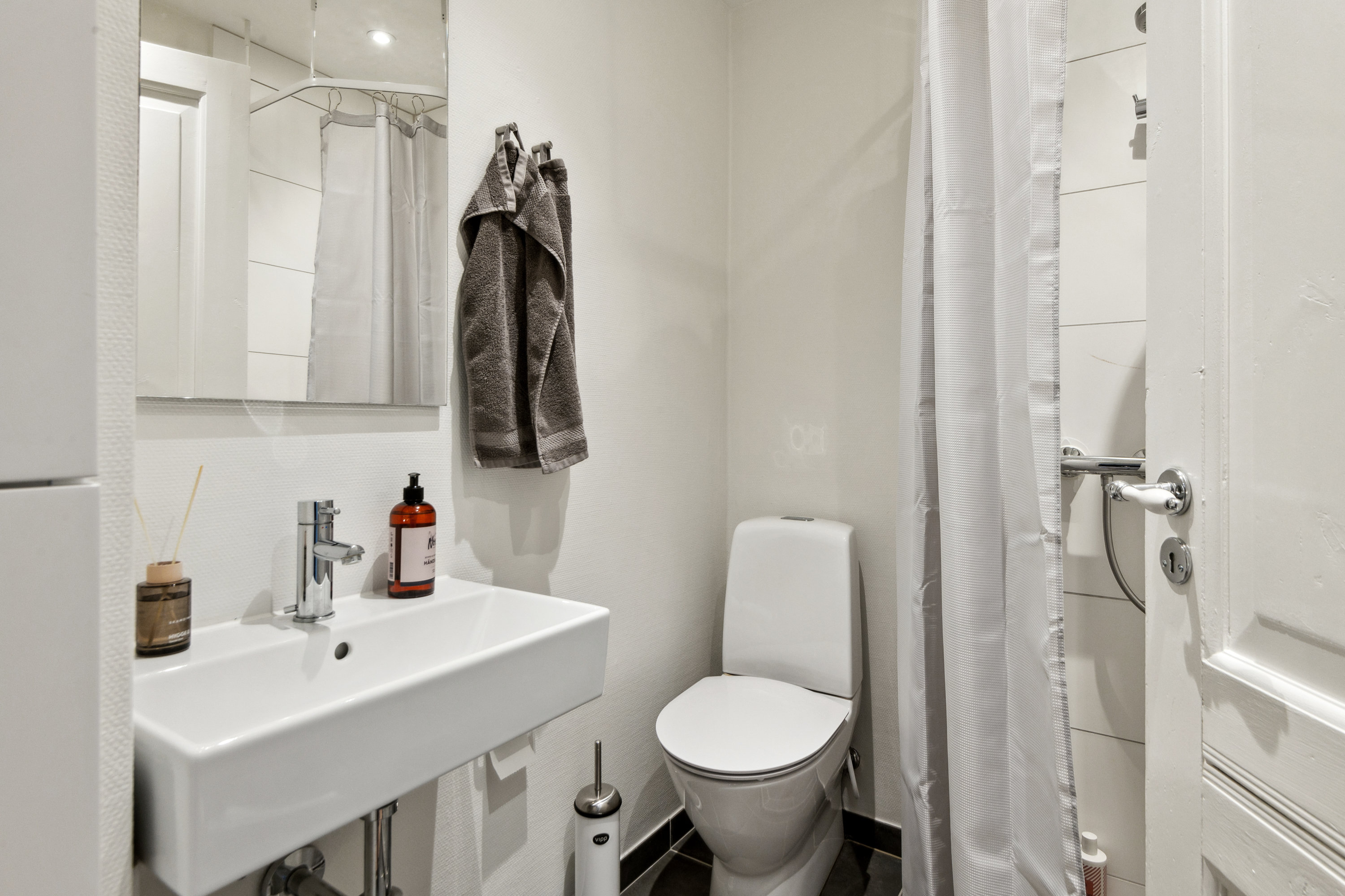 Fremhævet badeværelse billede i fuldskærmstilstand. Billede af Niels Ebbesens Gade 12, st.. th., 9000 Aalborg