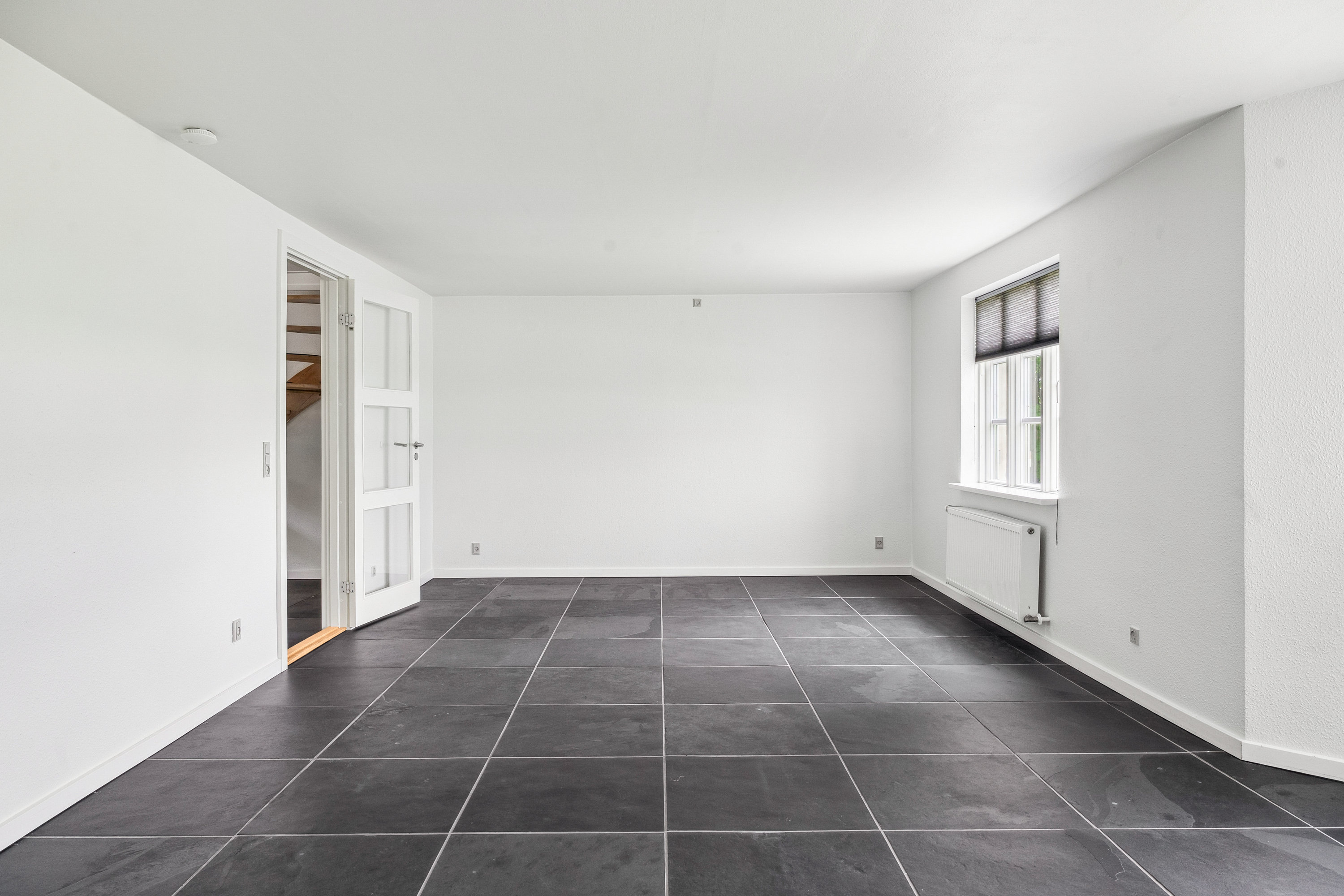 Fremhævet stue billede i fuldskærmstilstand. Billede af Houtvedvej 29, Oue, 9500 Hobro