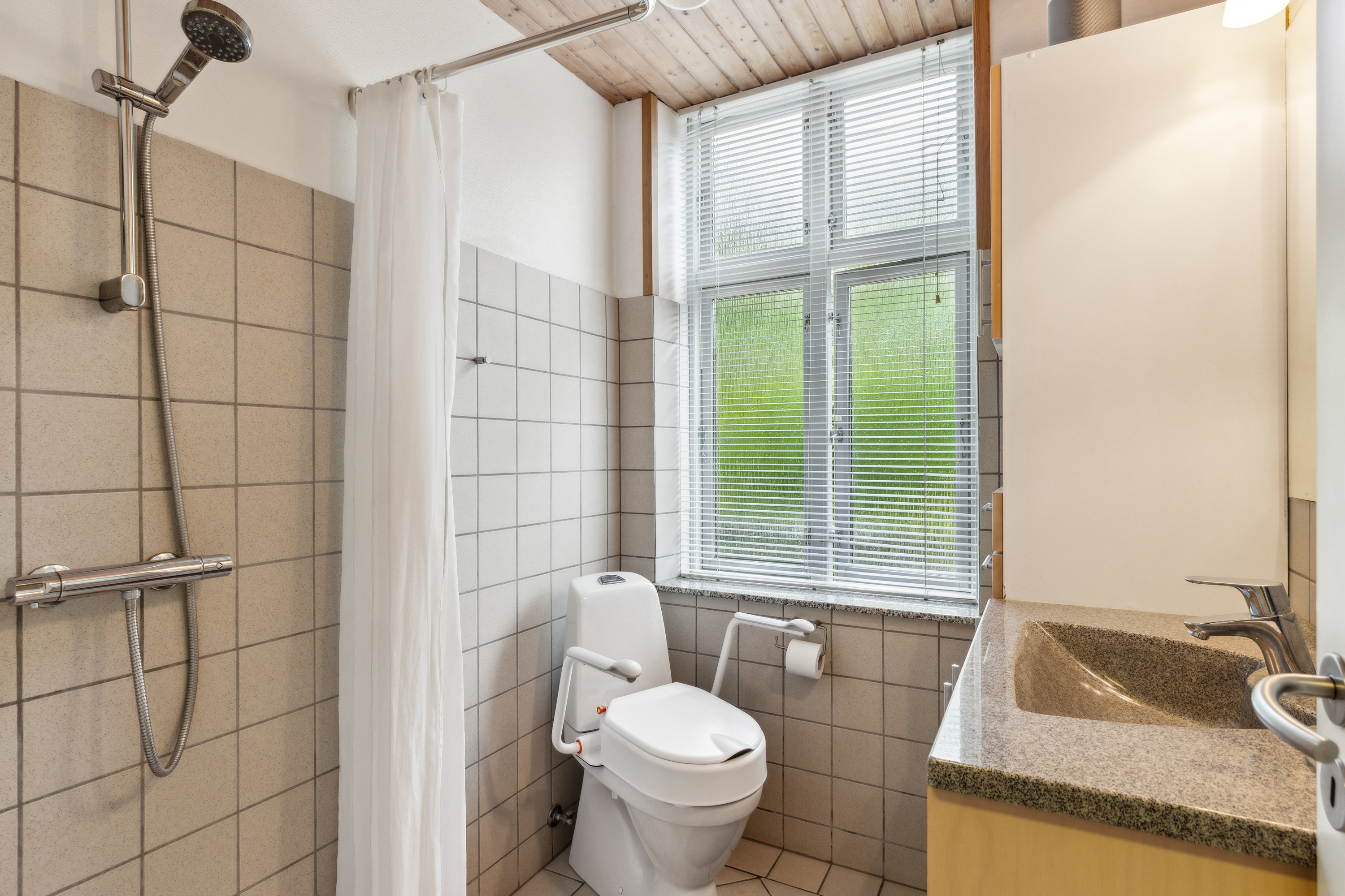 Fremhævet badeværelse billede i fuldskærmstilstand. Billede af Fjelby 12, Skovby, 6470 Sydals