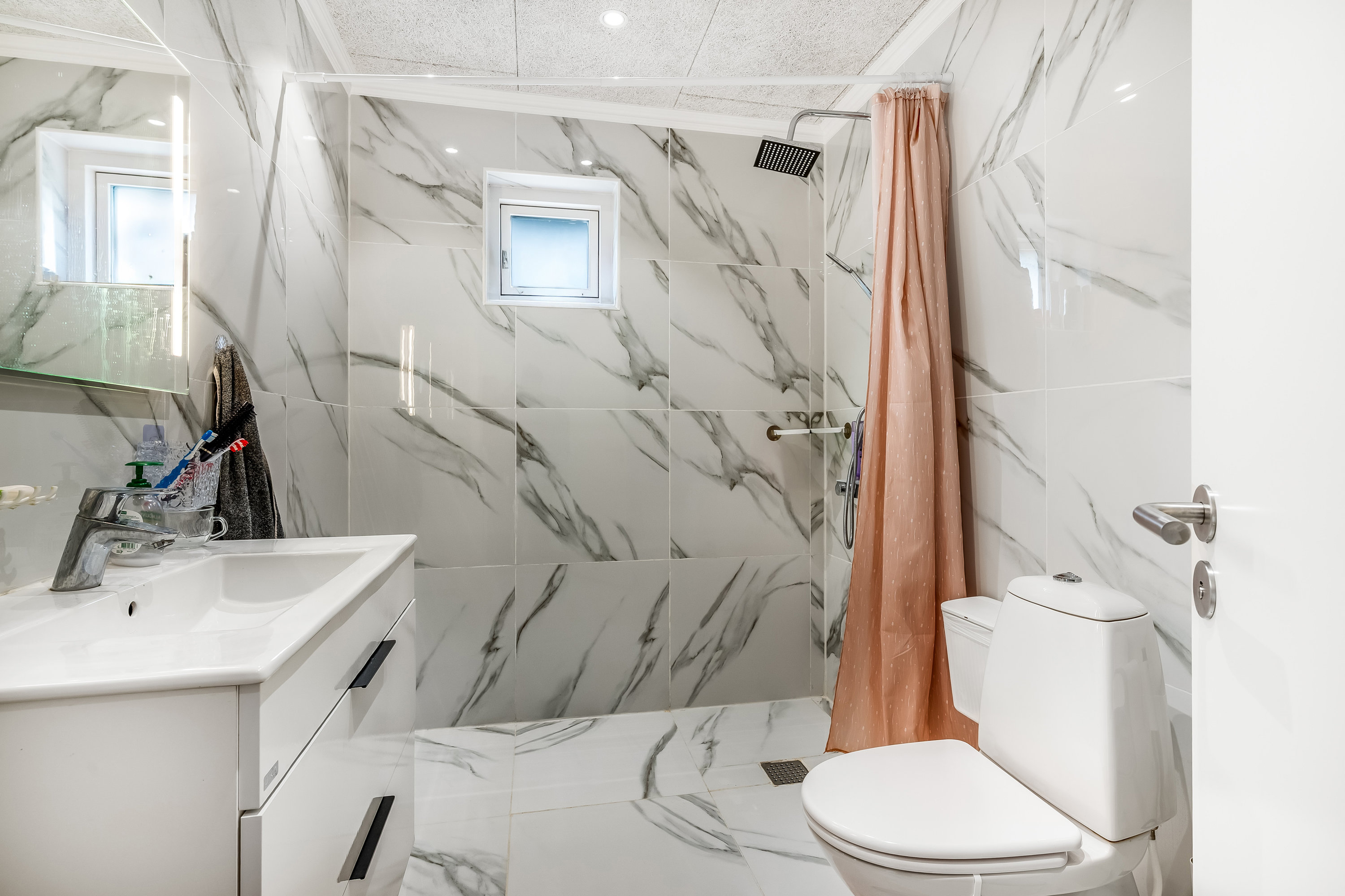 Miniaturebillede 1: badeværelse. Billede af Bækkelundvej 8, Rom, 7620 Lemvig