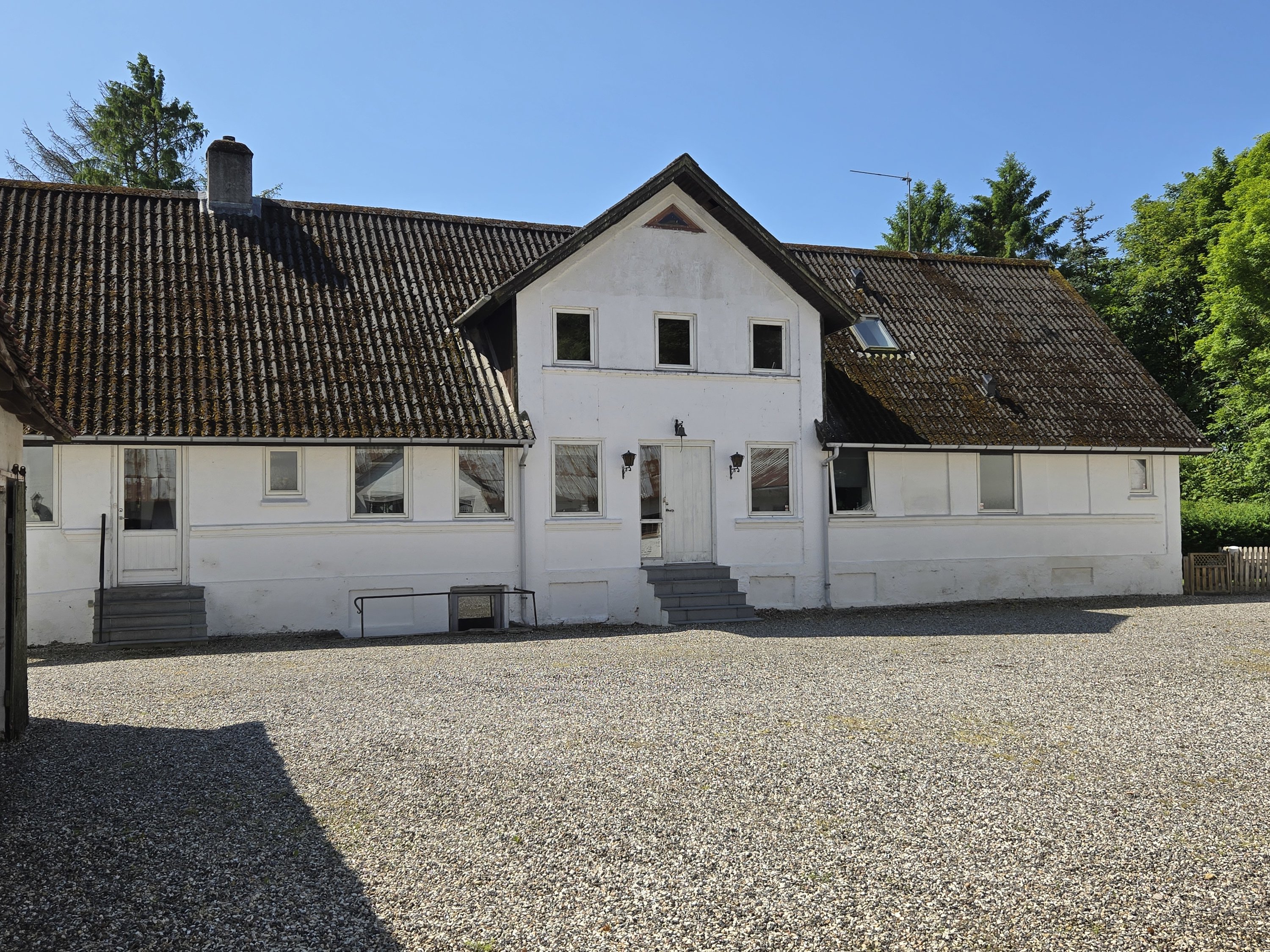 Miniaturebillede 1: gårdfacade. Billede af Tingskoven 2, 8310 Tranbjerg J