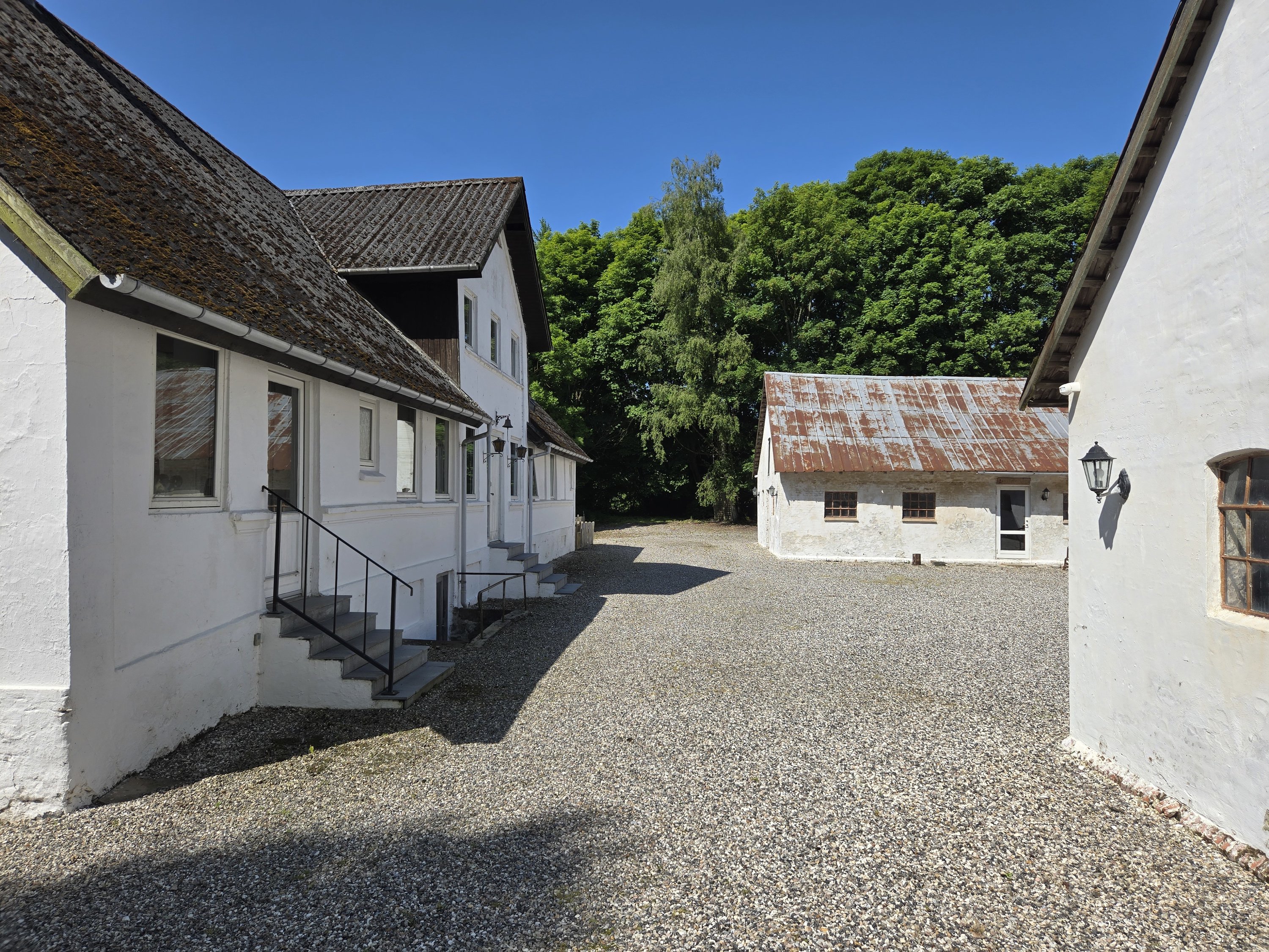 Miniaturebillede 2: indkørsel til gårdsplads. Billede af Tingskoven 2, 8310 Tranbjerg J