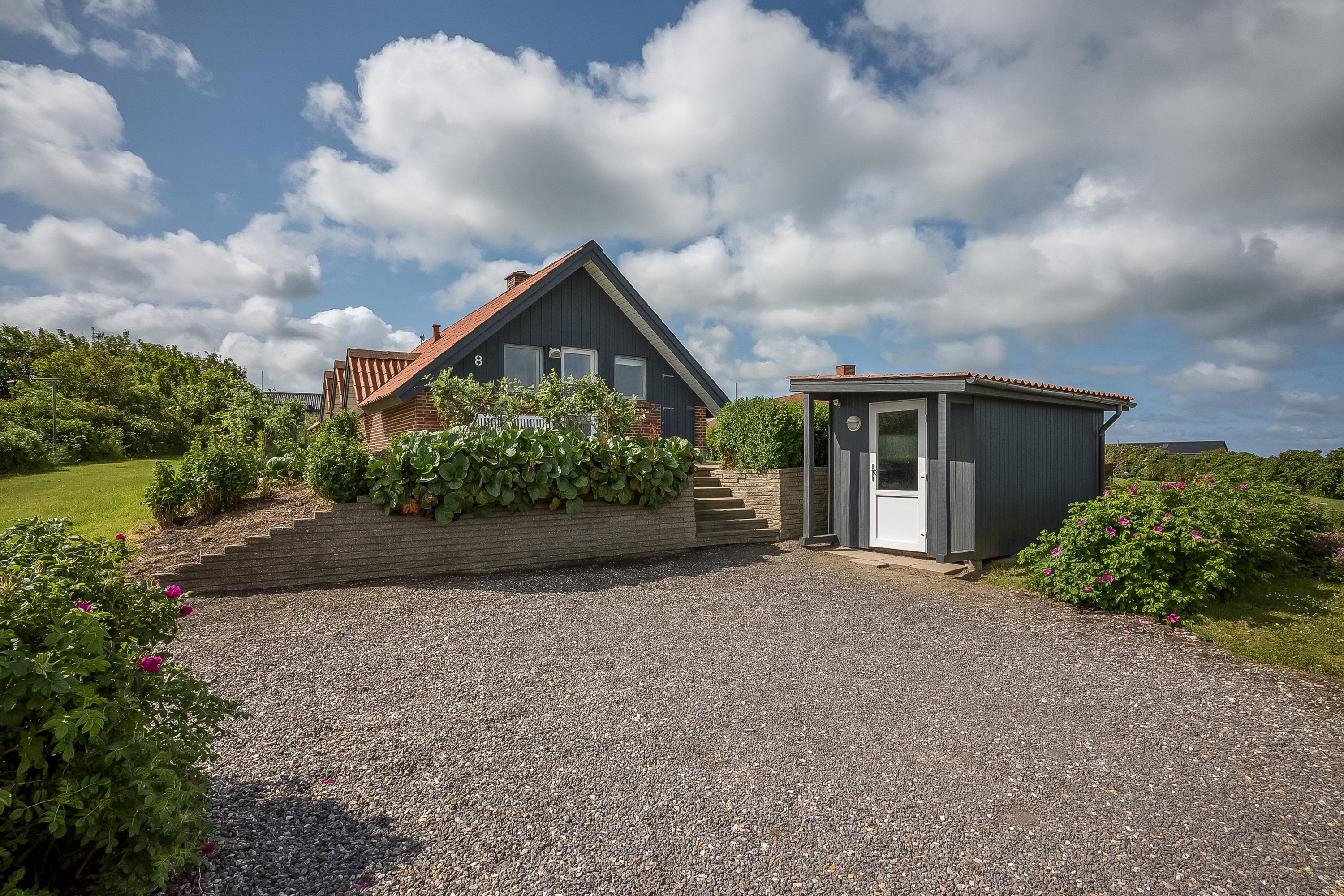 Fremhævet indkørsel billede i fuldskærmstilstand. Billede af Klintevej 8, Tørring, 7620 Lemvig