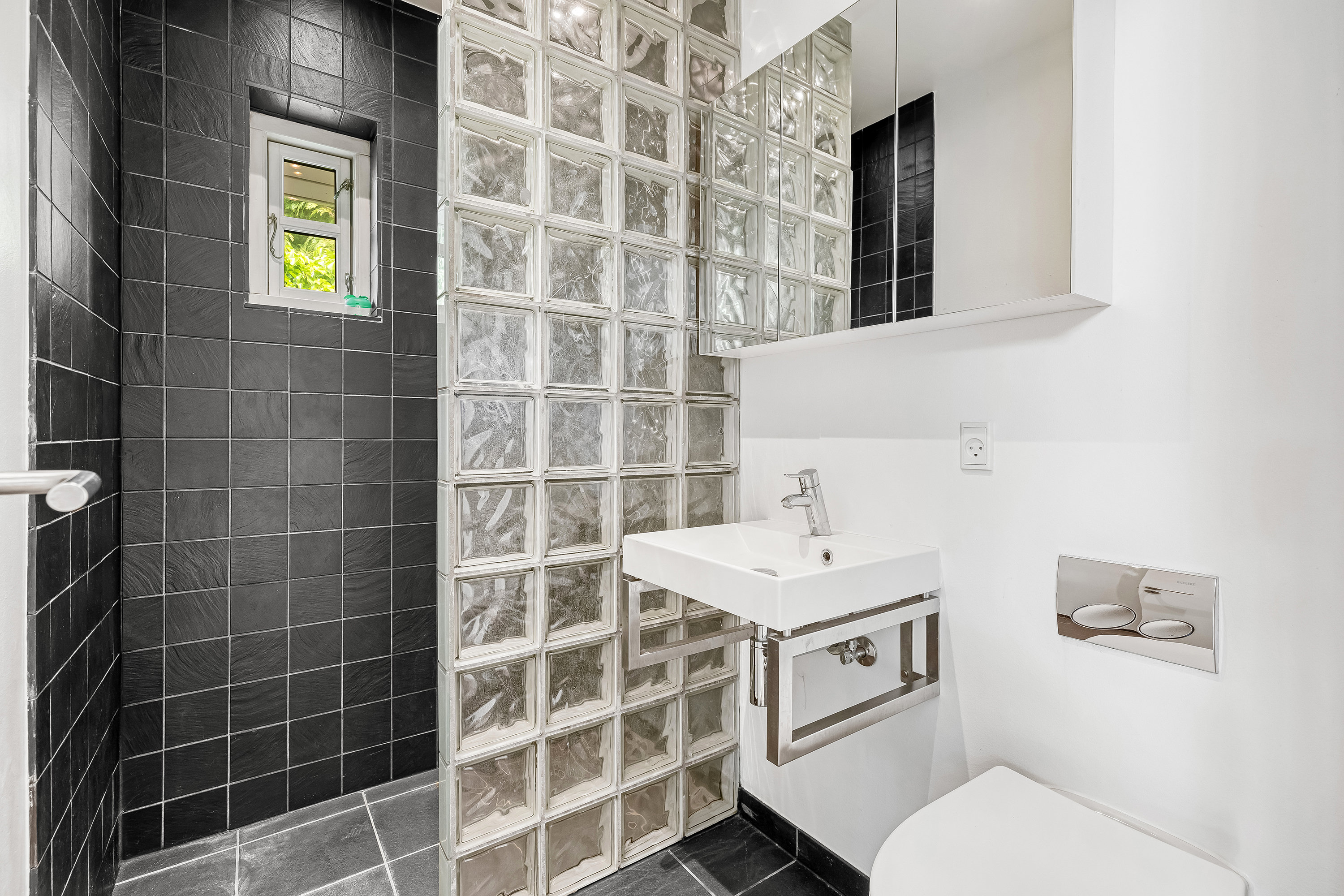 Fremhævet badeværelse billede i fuldskærmstilstand. Billede af Banevej 2, 3220 Tisvildeleje