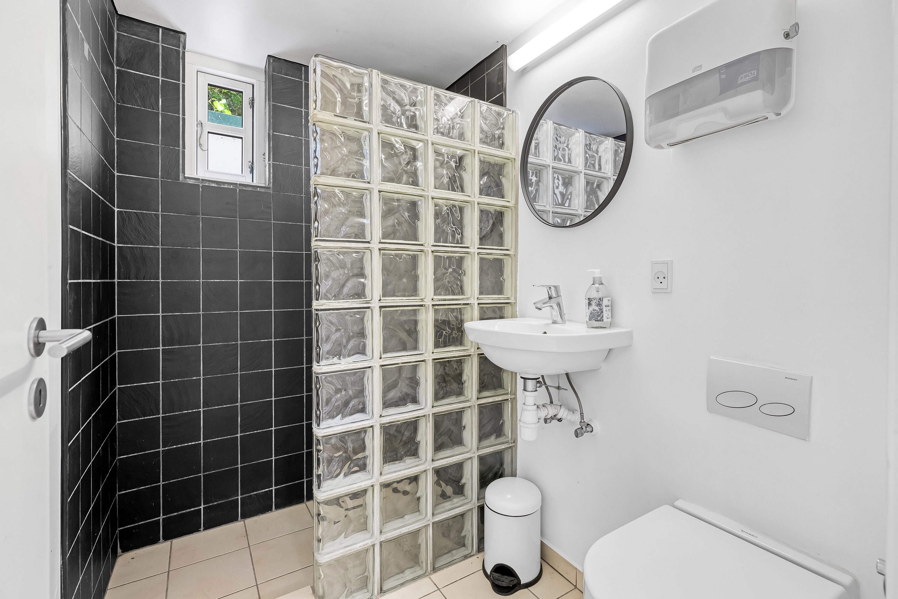 Fremhævet badeværelse billede i fuldskærmstilstand. Billede af Banevej 2, 3220 Tisvildeleje