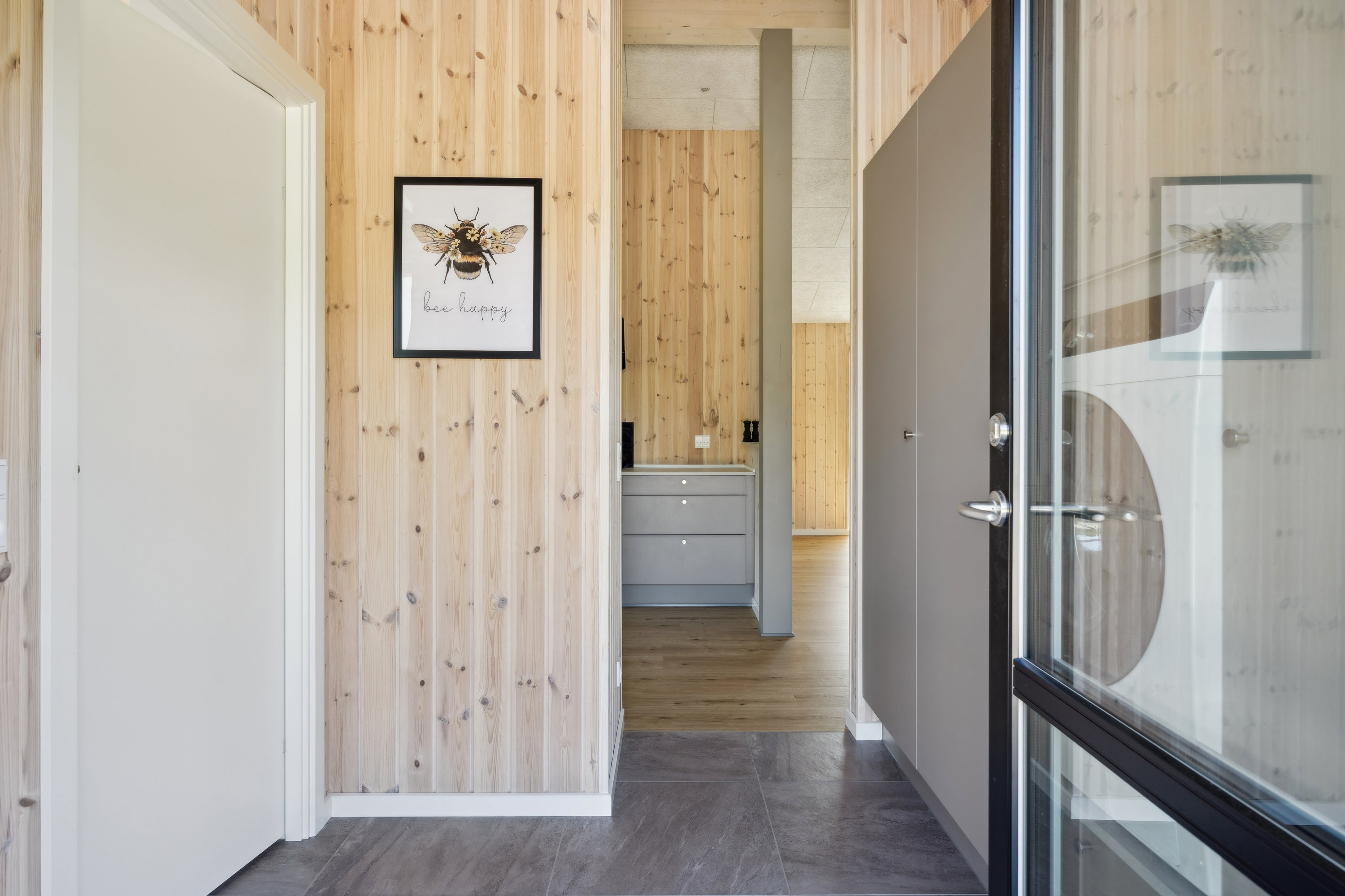 Fremhævet gang billede i fuldskærmstilstand. Billede af Østre Skovvej 45, Fuglslev, 8400 Ebeltoft