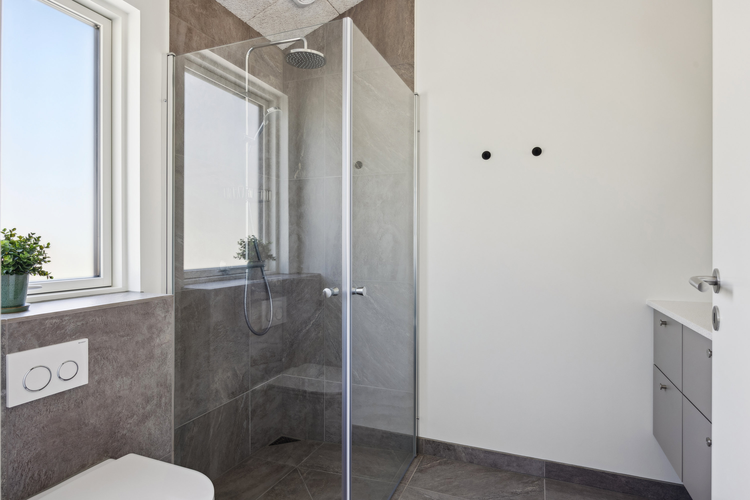 Fremhævet badeværelse billede i fuldskærmstilstand. Billede af Østre Skovvej 45, Fuglslev, 8400 Ebeltoft