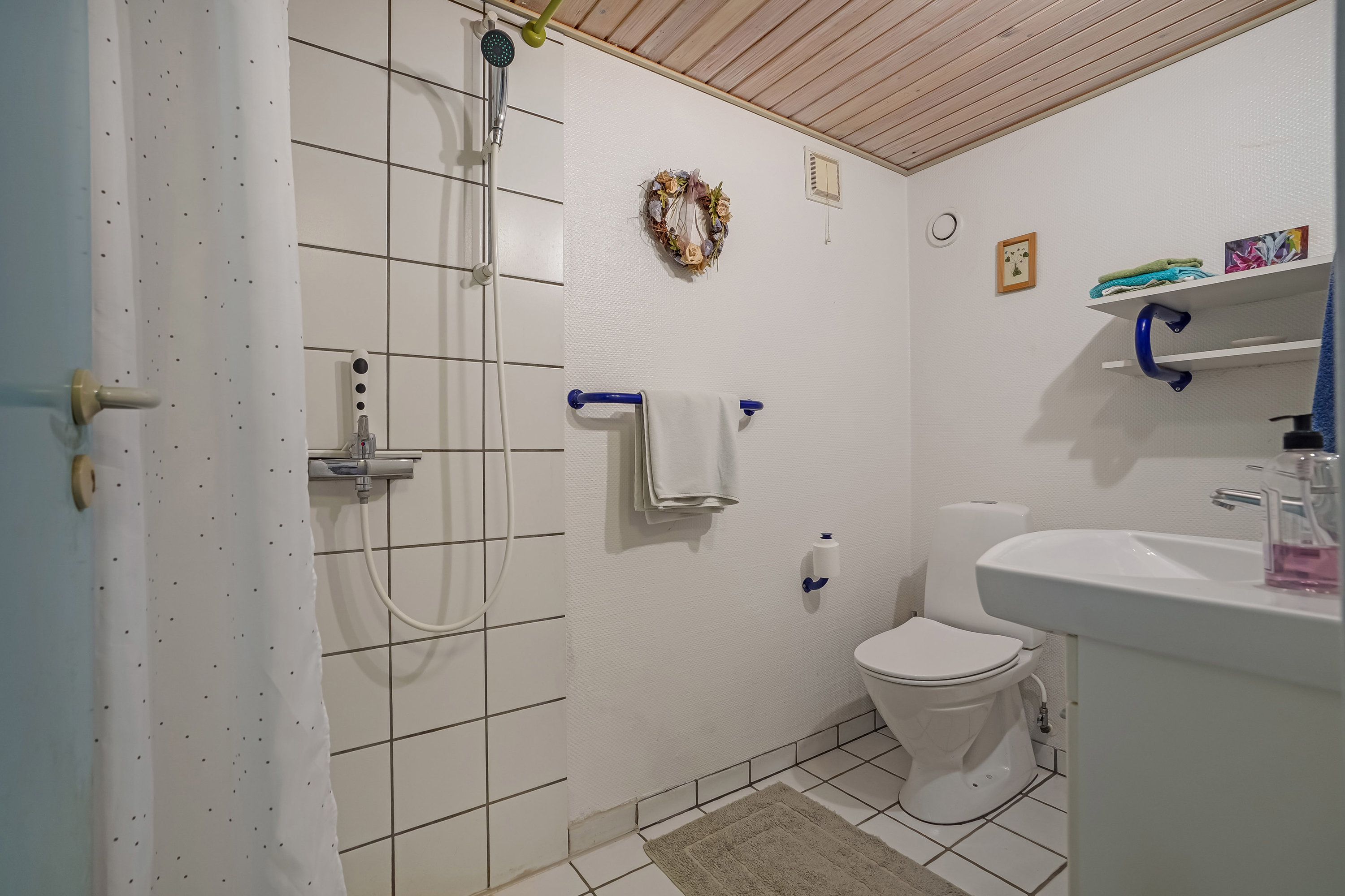 Fremhævet badeværelse billede i fuldskærmstilstand. Billede af Bakkevej 12, Varbjerg, 5464 Brenderup Fyn