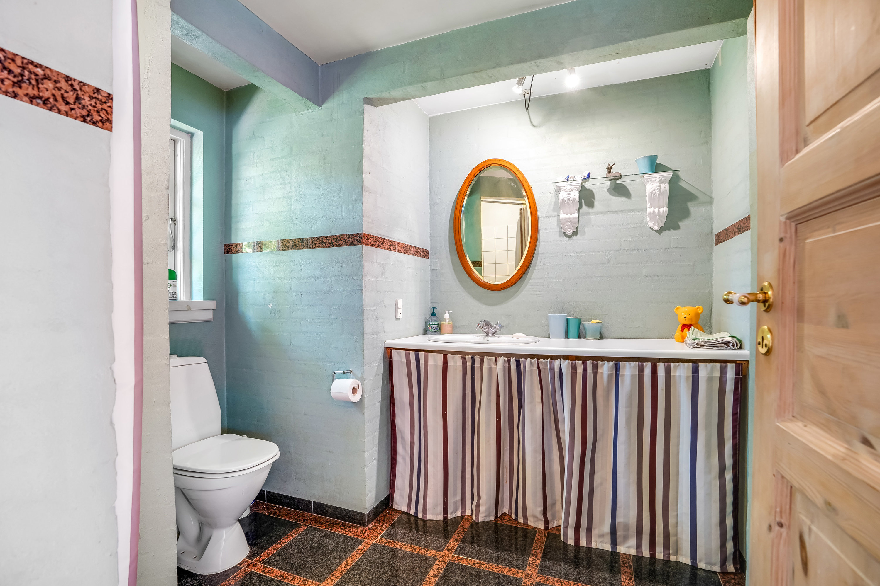 Fremhævet toilet billede i fuldskærmstilstand. Billede af Henningsensvej 15, Hasmark Strand, 5450 Otterup