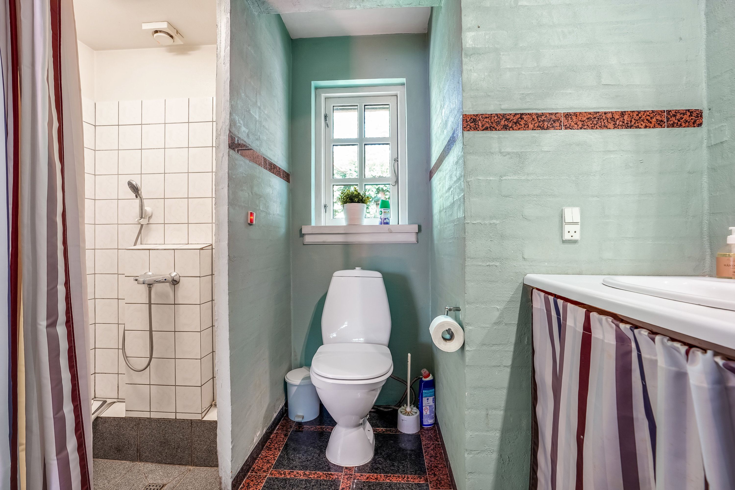 Fremhævet badeværelse billede i fuldskærmstilstand. Billede af Henningsensvej 15, Hasmark Strand, 5450 Otterup