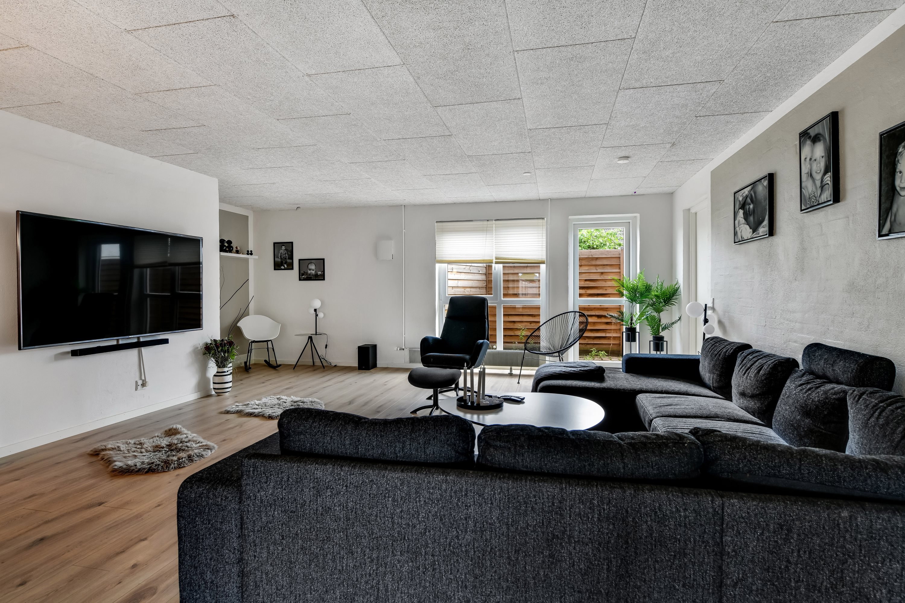 Fremhævet stue billede i fuldskærmstilstand. Billede af Niels Lønnes Vej 15A, st.., 6715 Esbjerg N