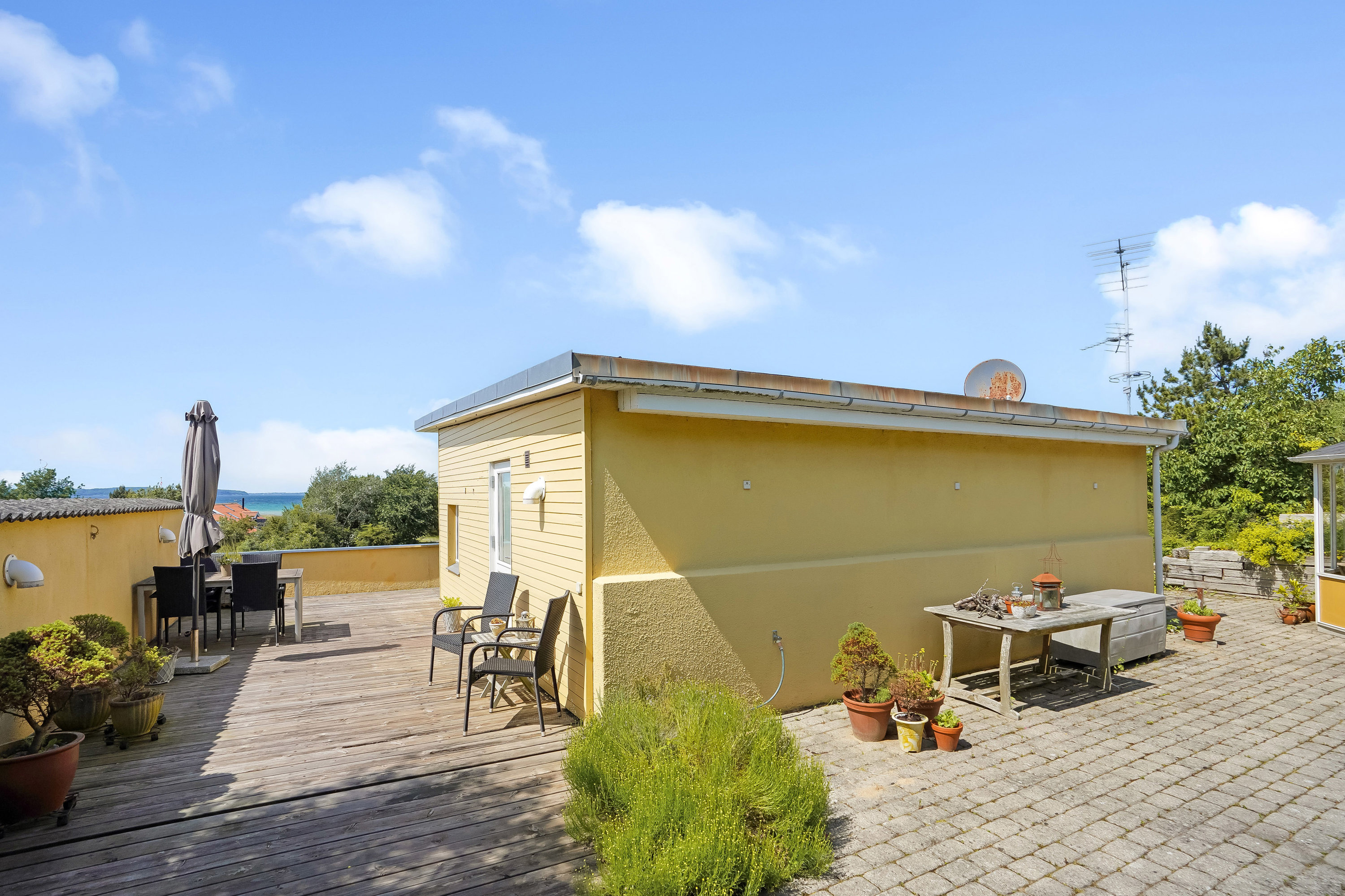 Fremhævet terrasse billede i fuldskærmstilstand. Billede af Bakkevej 12, Varbjerg, 5464 Brenderup Fyn