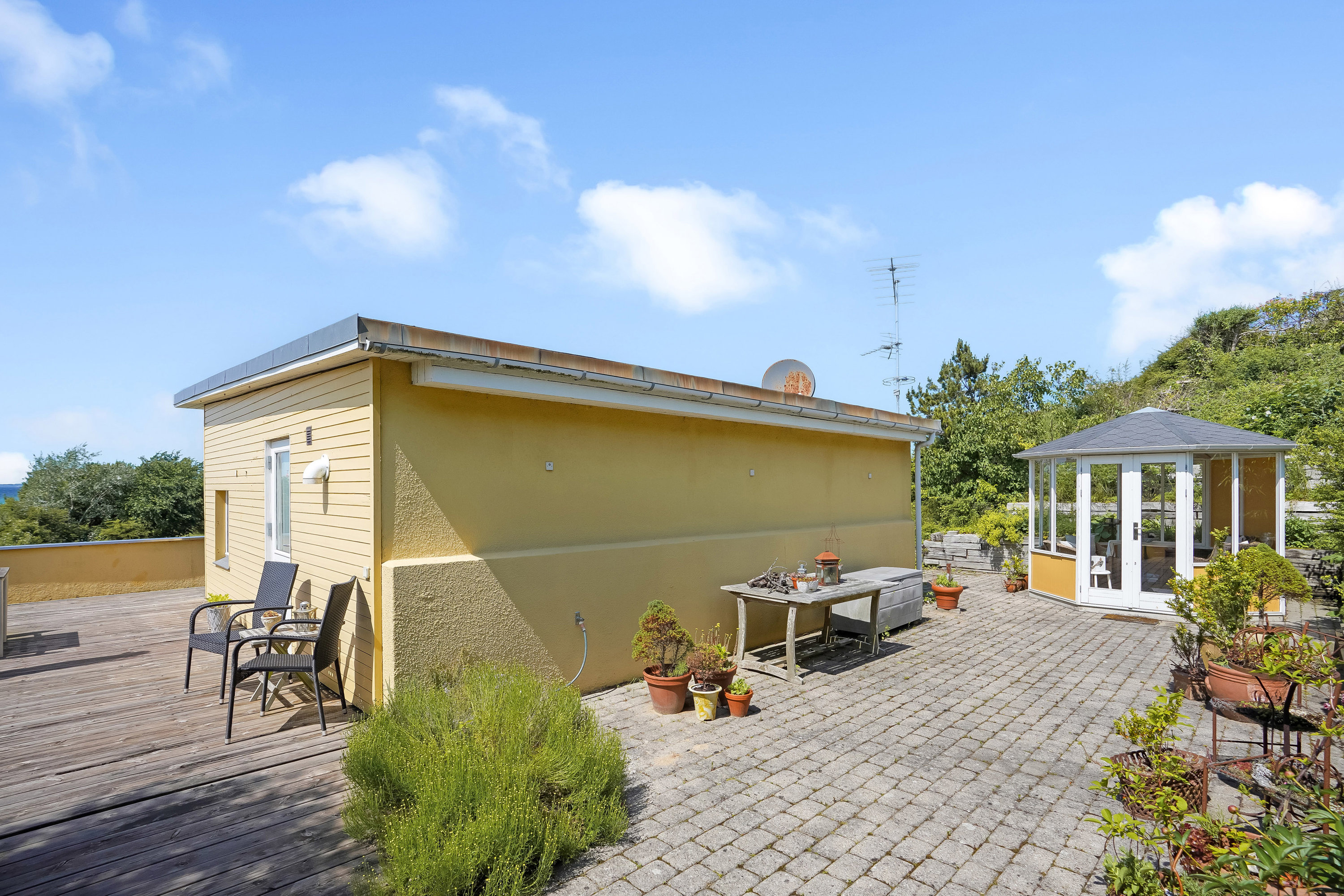 Fremhævet terrasse billede i fuldskærmstilstand. Billede af Bakkevej 12, Varbjerg, 5464 Brenderup Fyn