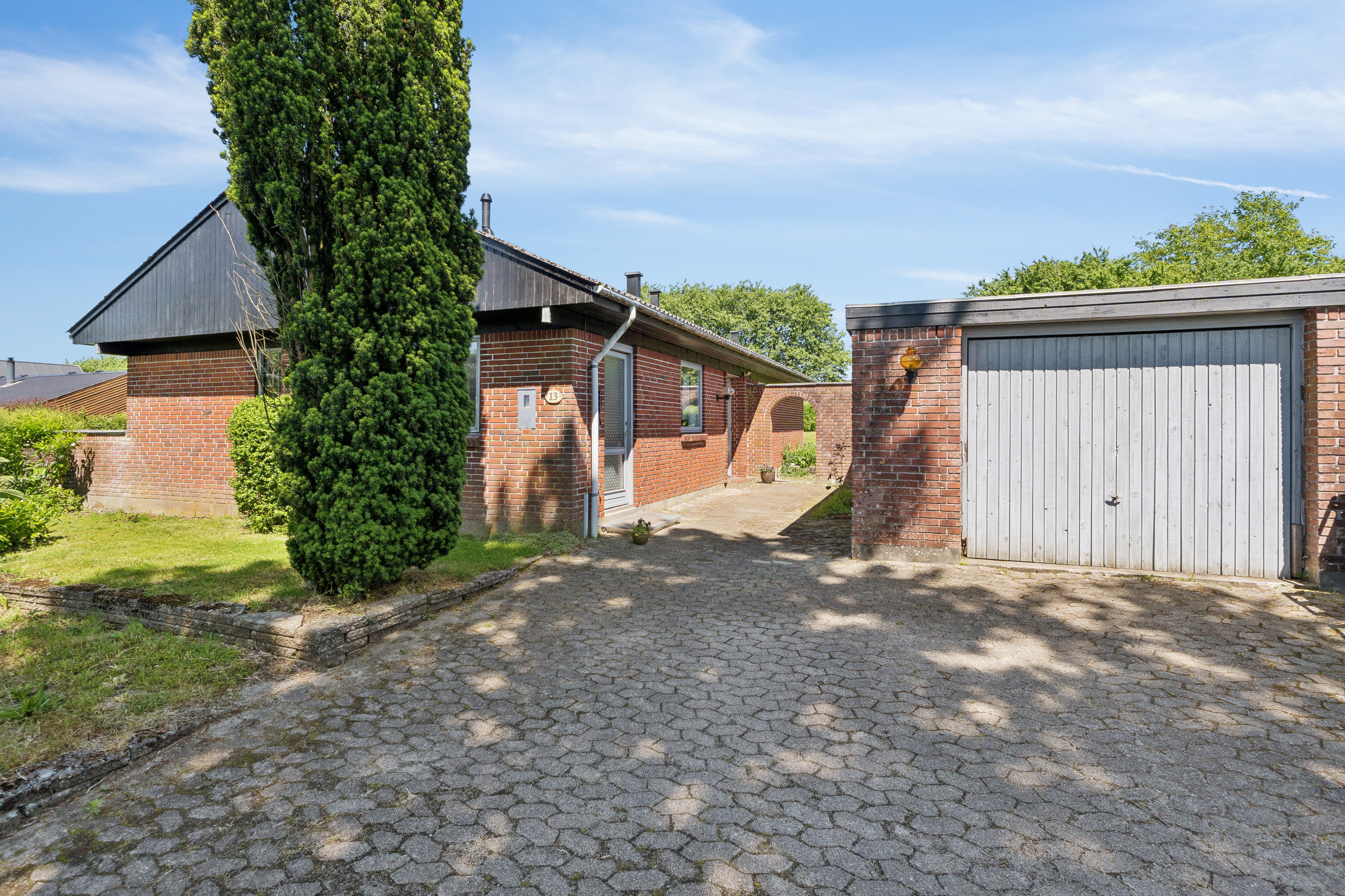 Miniaturebillede 1: set fra vejen. Billede af Præstemarken 13, 8653 Them