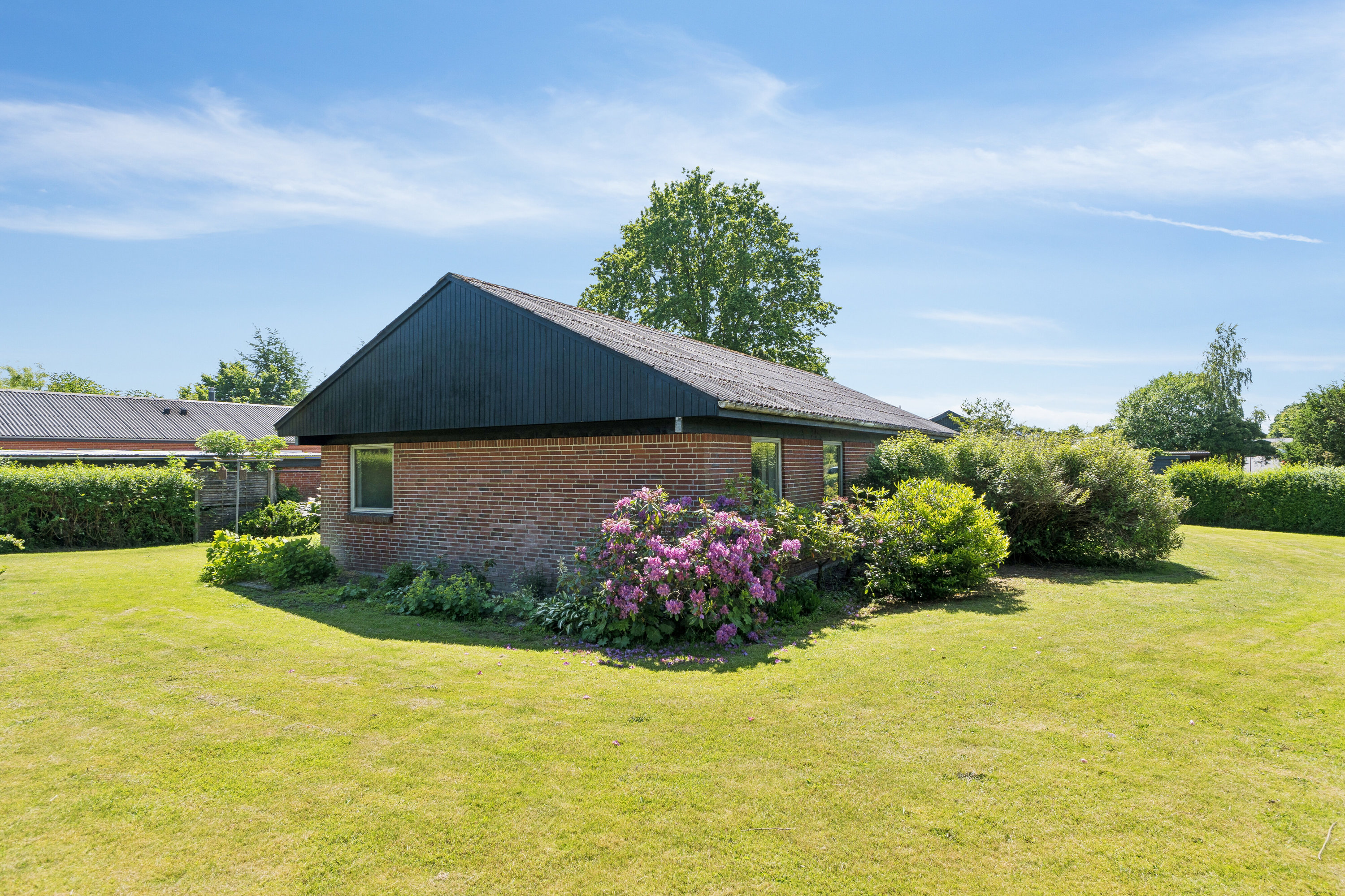 Fremhævet set fra haven billede i fuldskærmstilstand. Billede af Præstemarken 13, 8653 Them