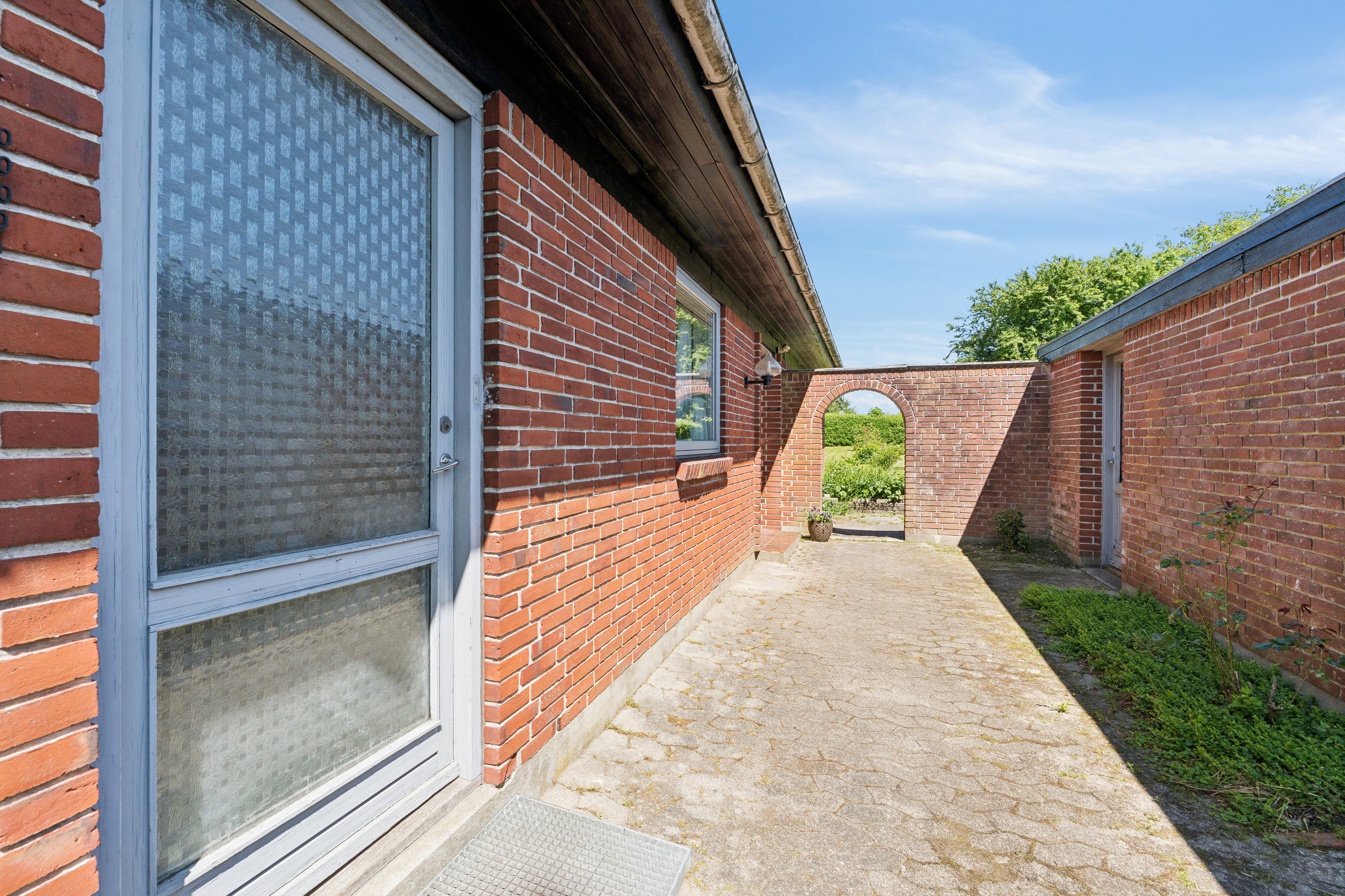 Fremhævet udendørs billede i fuldskærmstilstand. Billede af Præstemarken 13, 8653 Them