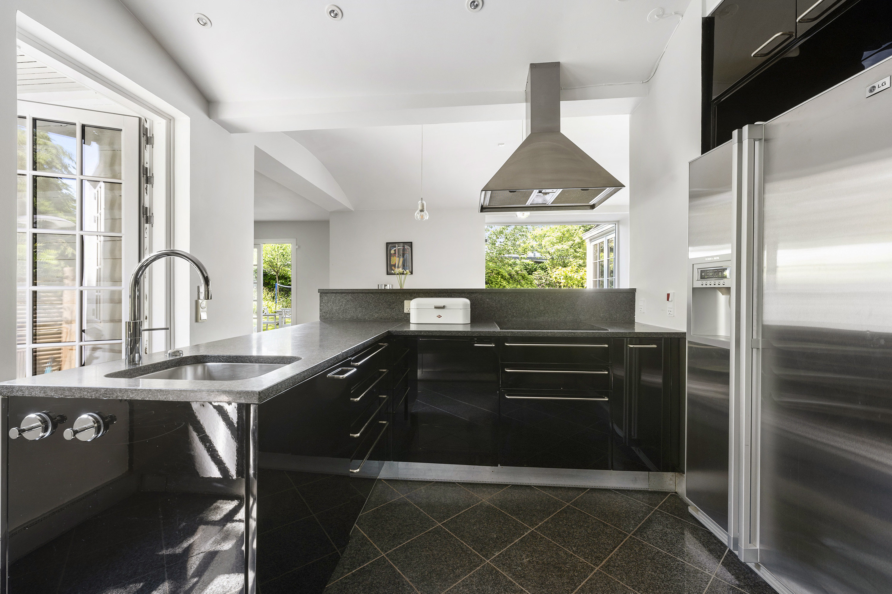 Fremhævet køkken billede i fuldskærmstilstand. Billede af Kratkrogen 6, 2920 Charlottenlund