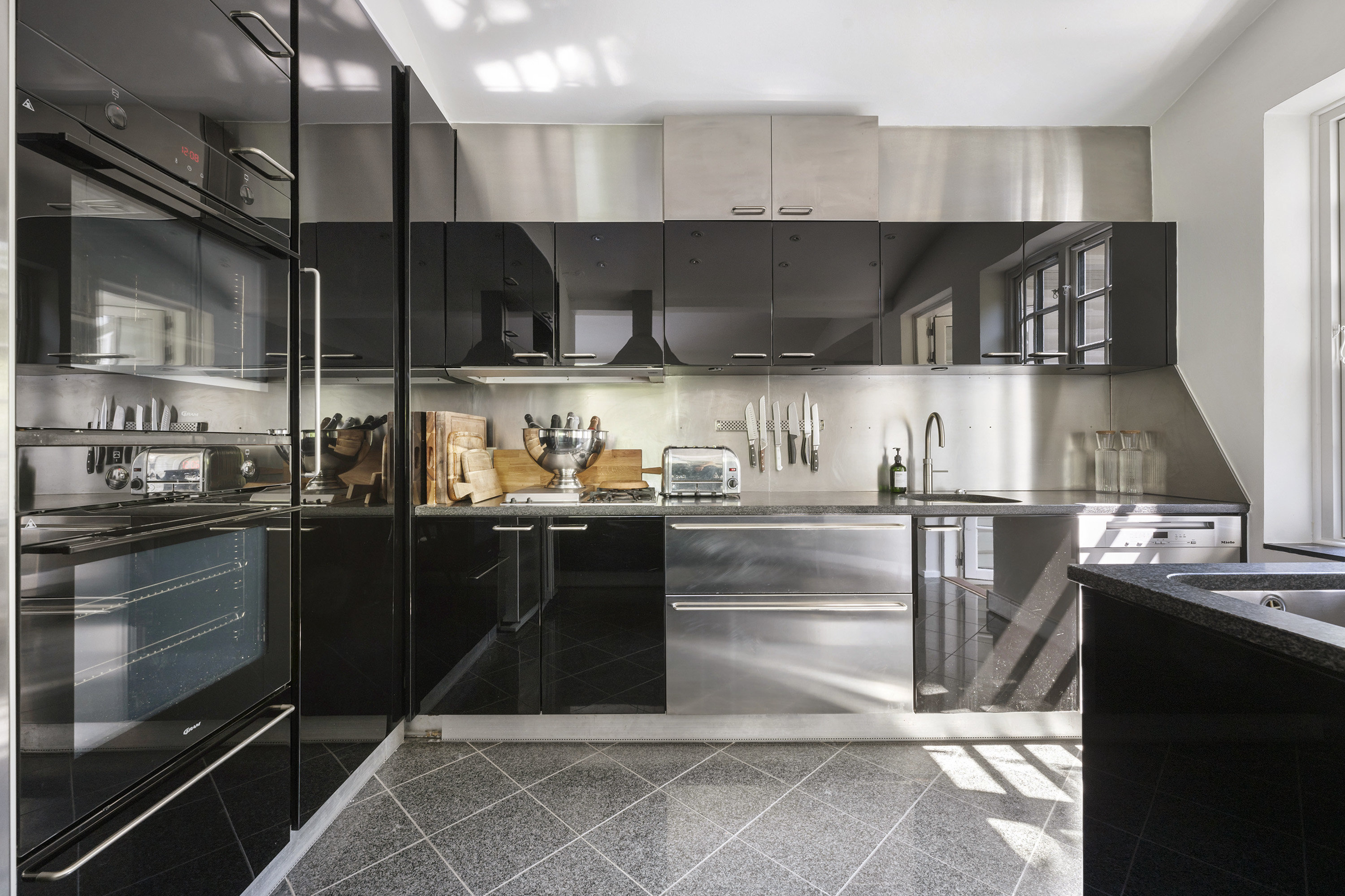 Fremhævet køkken billede i fuldskærmstilstand. Billede af Kratkrogen 6, 2920 Charlottenlund