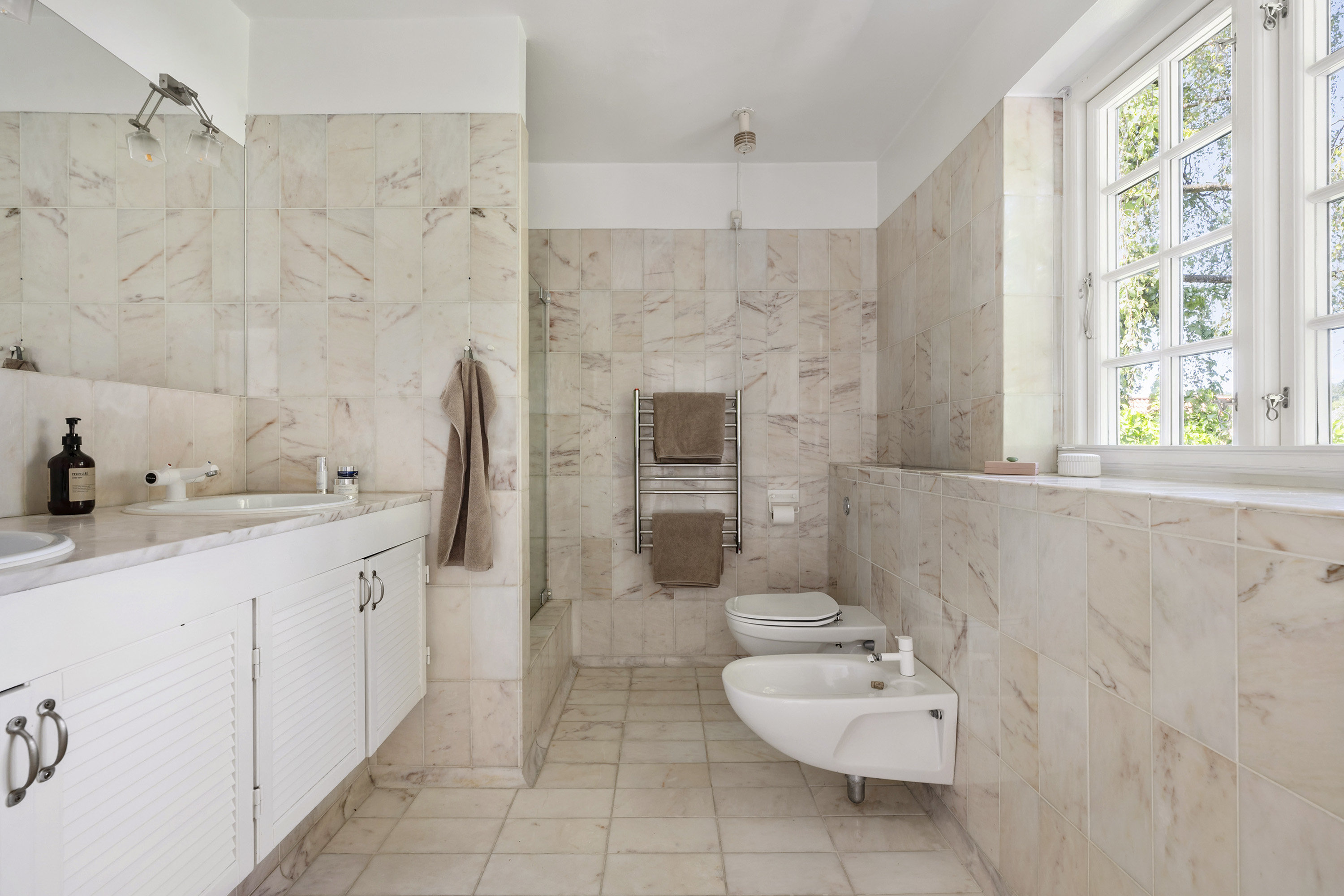 Fremhævet badeværelse billede i fuldskærmstilstand. Billede af Kratkrogen 6, 2920 Charlottenlund