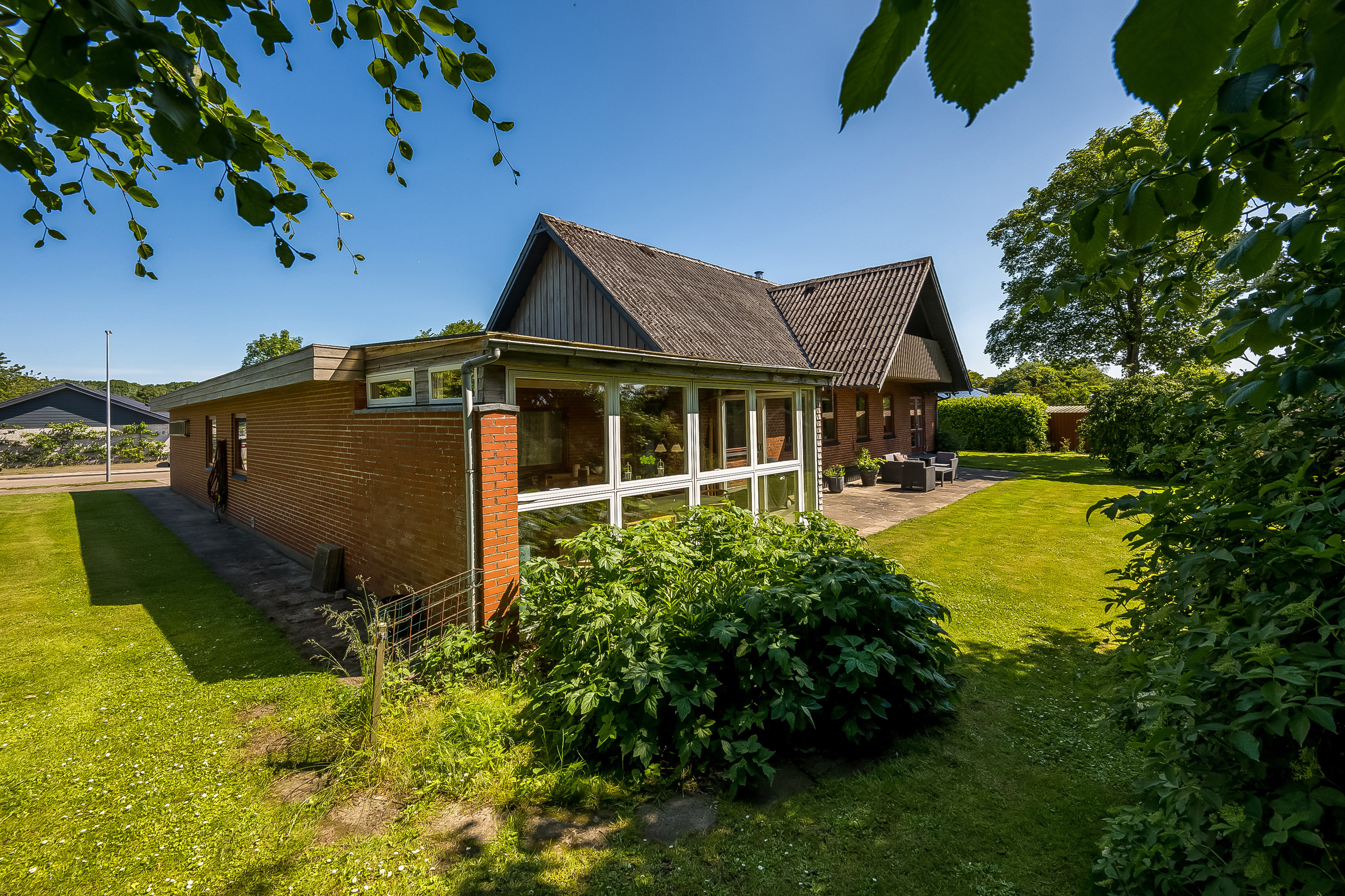 Fremhævet facade billede i fuldskærmstilstand. Billede af Bygmarken 5, 6971 Spjald