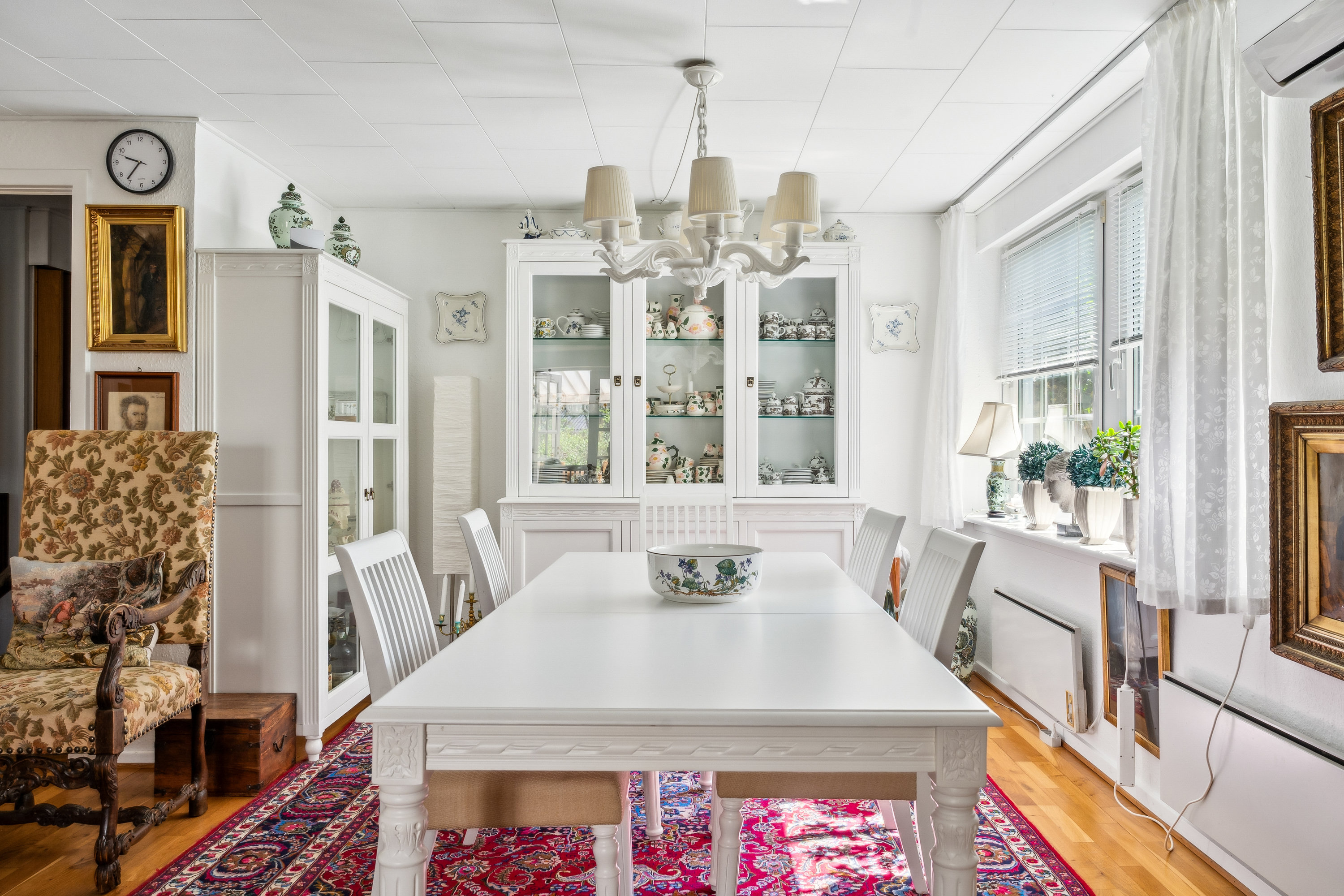 Fremhævet stue billede i fuldskærmstilstand. Billede af Granvænget 3, 8970 Havndal