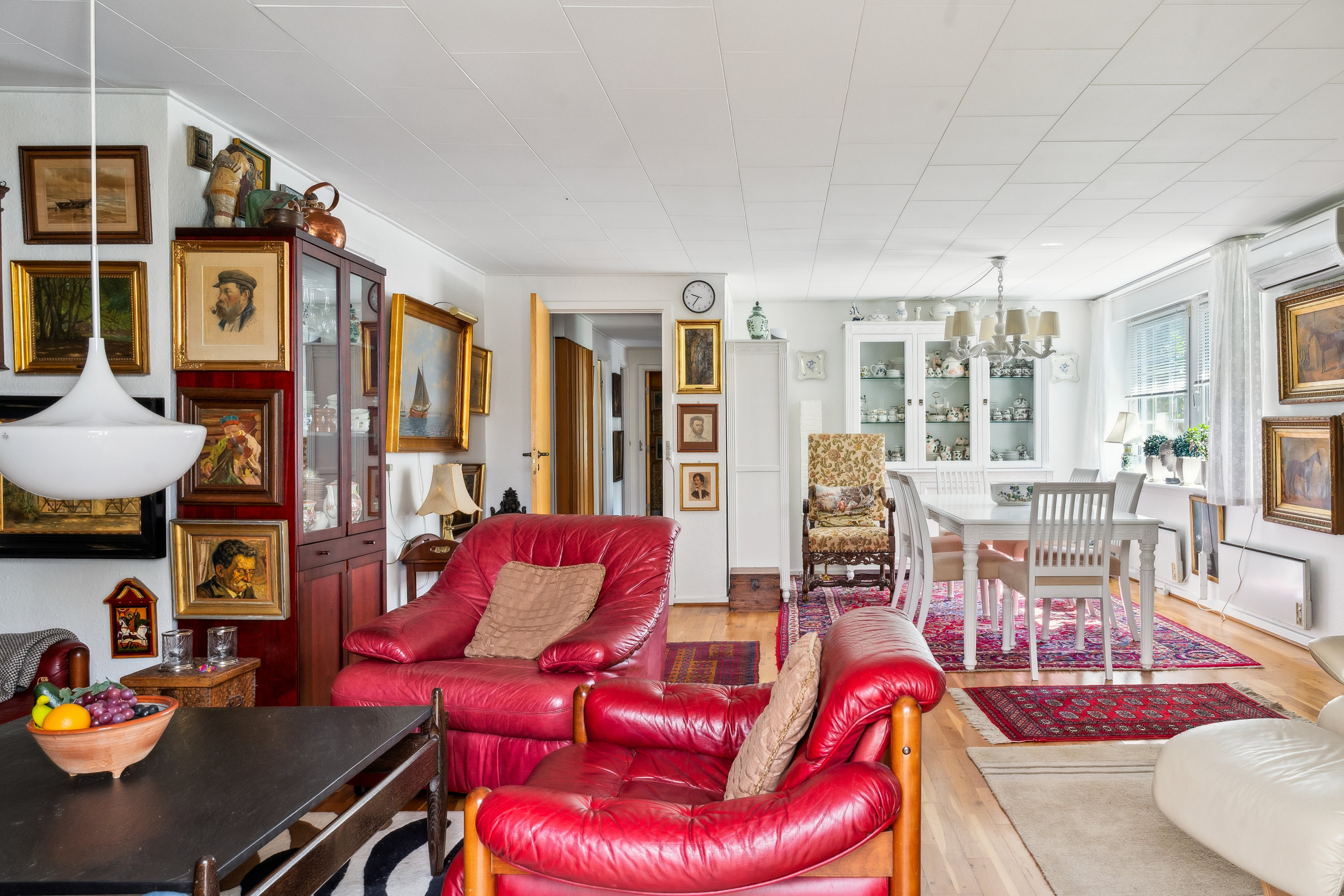 Fremhævet stue billede i fuldskærmstilstand. Billede af Granvænget 3, 8970 Havndal