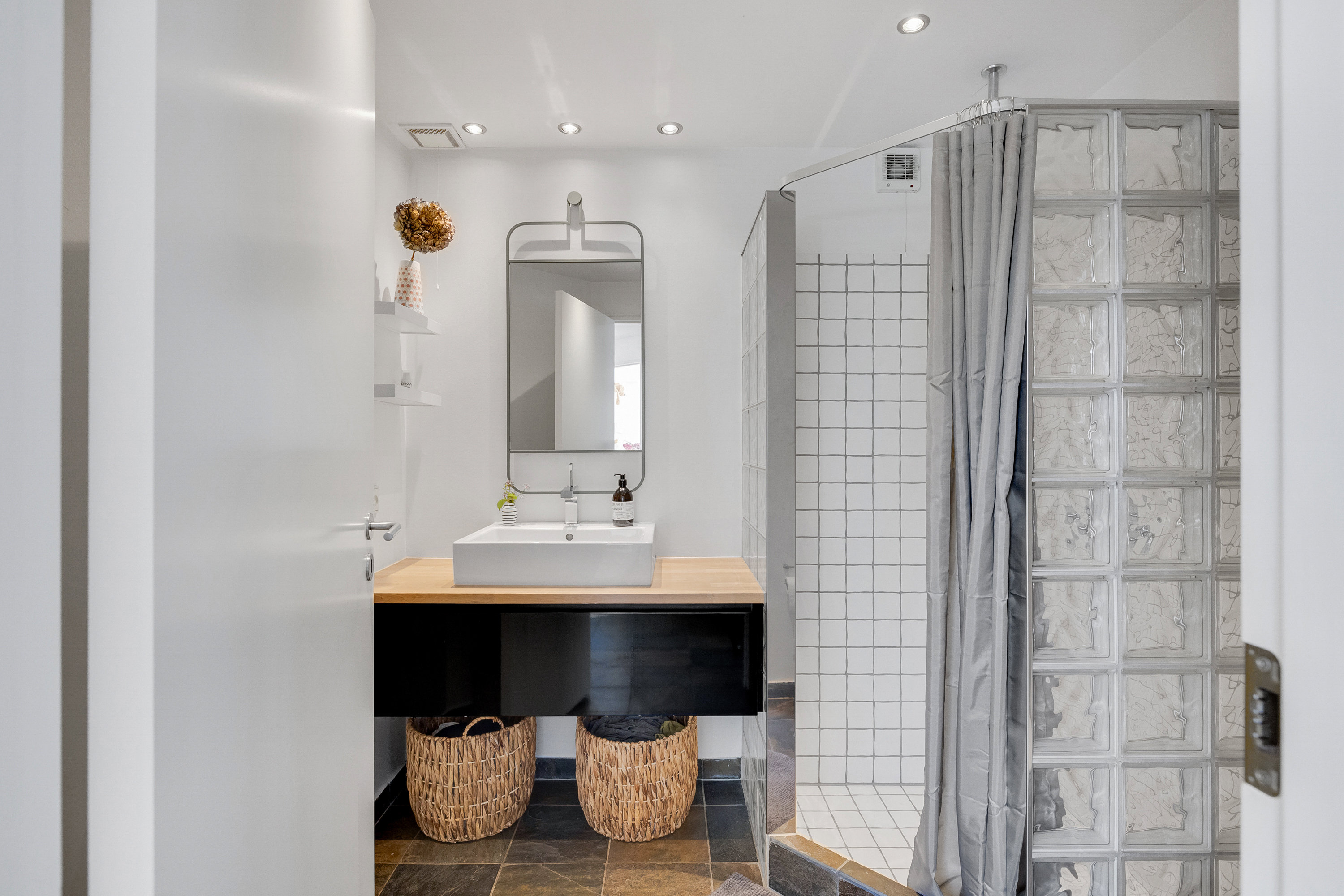 Fremhævet badeværelse billede i fuldskærmstilstand. Billede af Elmehøjvej 39B, Skåde, 8270 Højbjerg