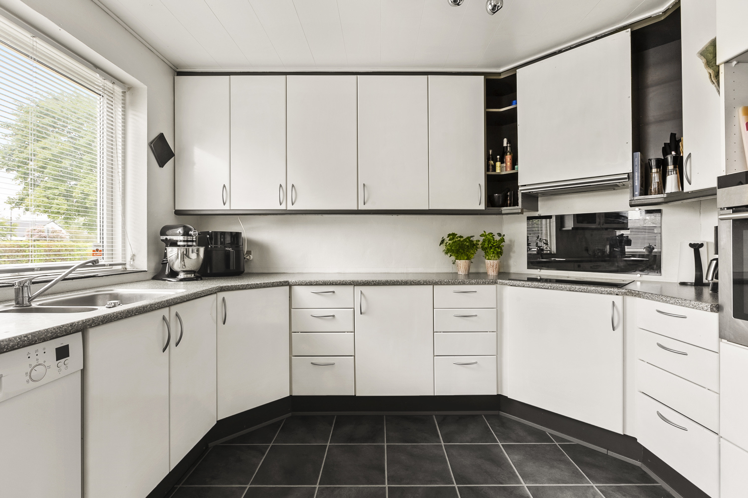 Fremhævet køkken billede i fuldskærmstilstand. Billede af Nørrevang 6, 6230 Rødekro