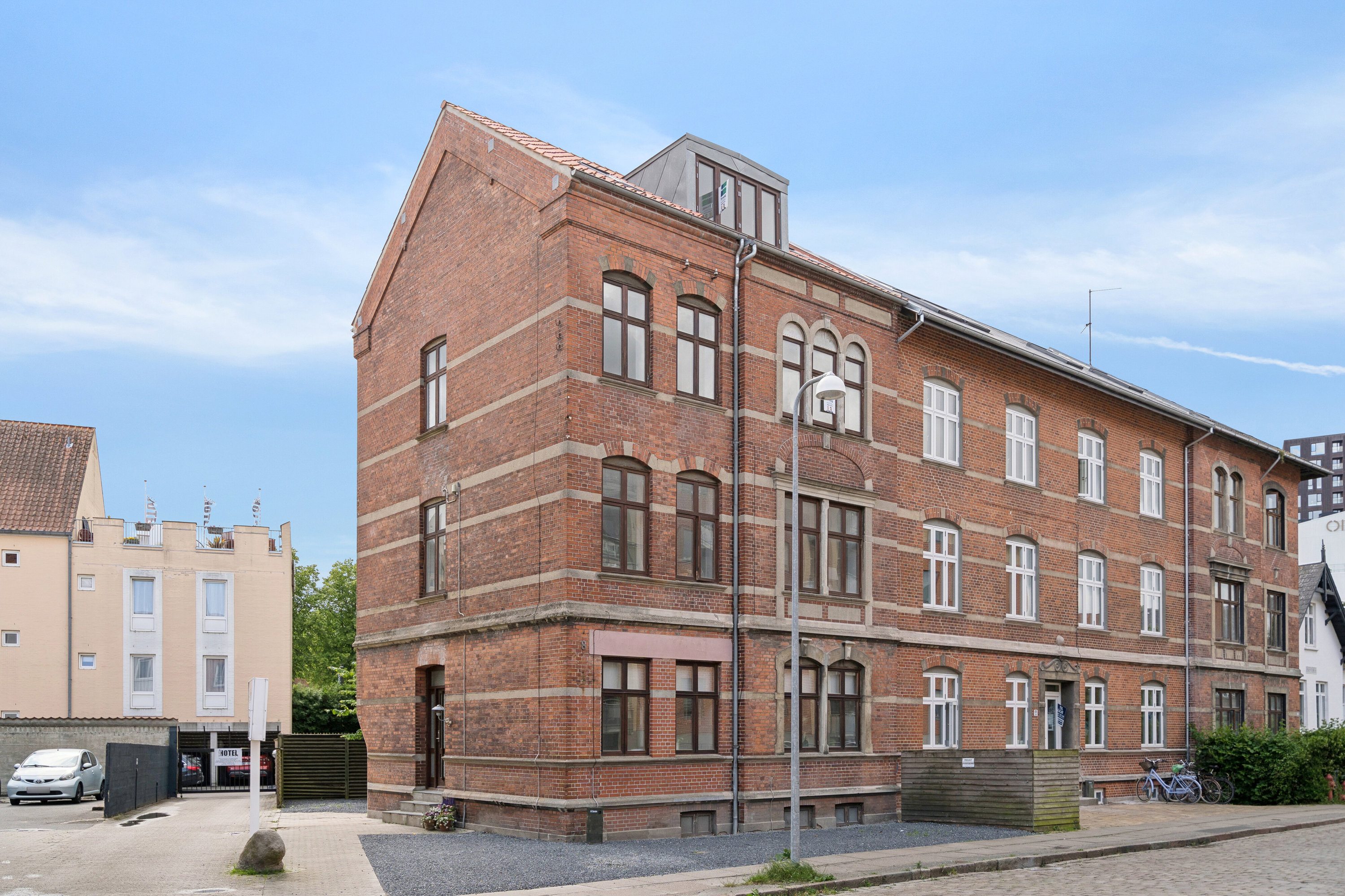 Miniaturebillede 1: set fra vejen. Billede af Pjentedamsgade 8, 3., 5000 Odense C