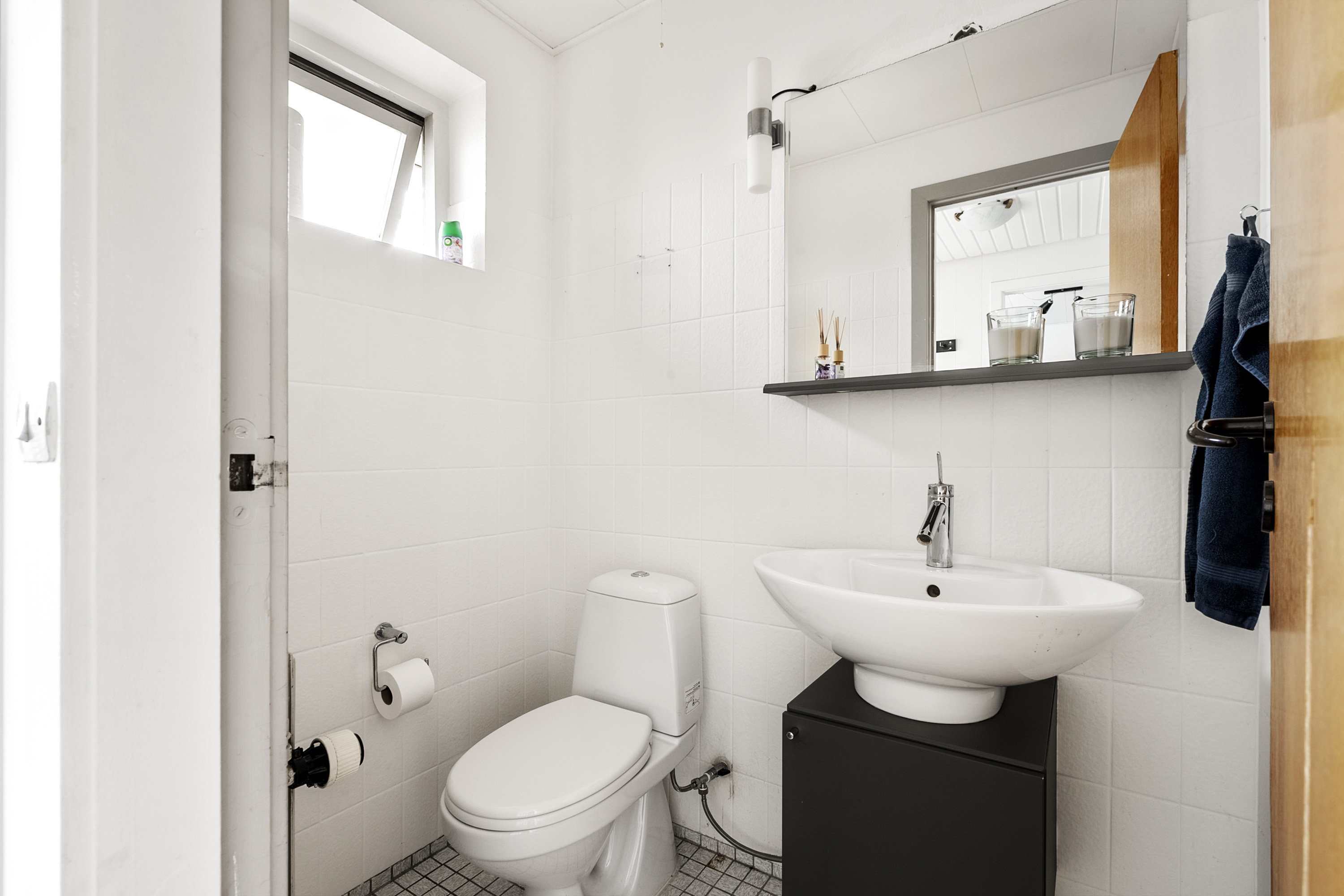 Fremhævet toilet billede i fuldskærmstilstand. Billede af Nørrevang 6, 6230 Rødekro