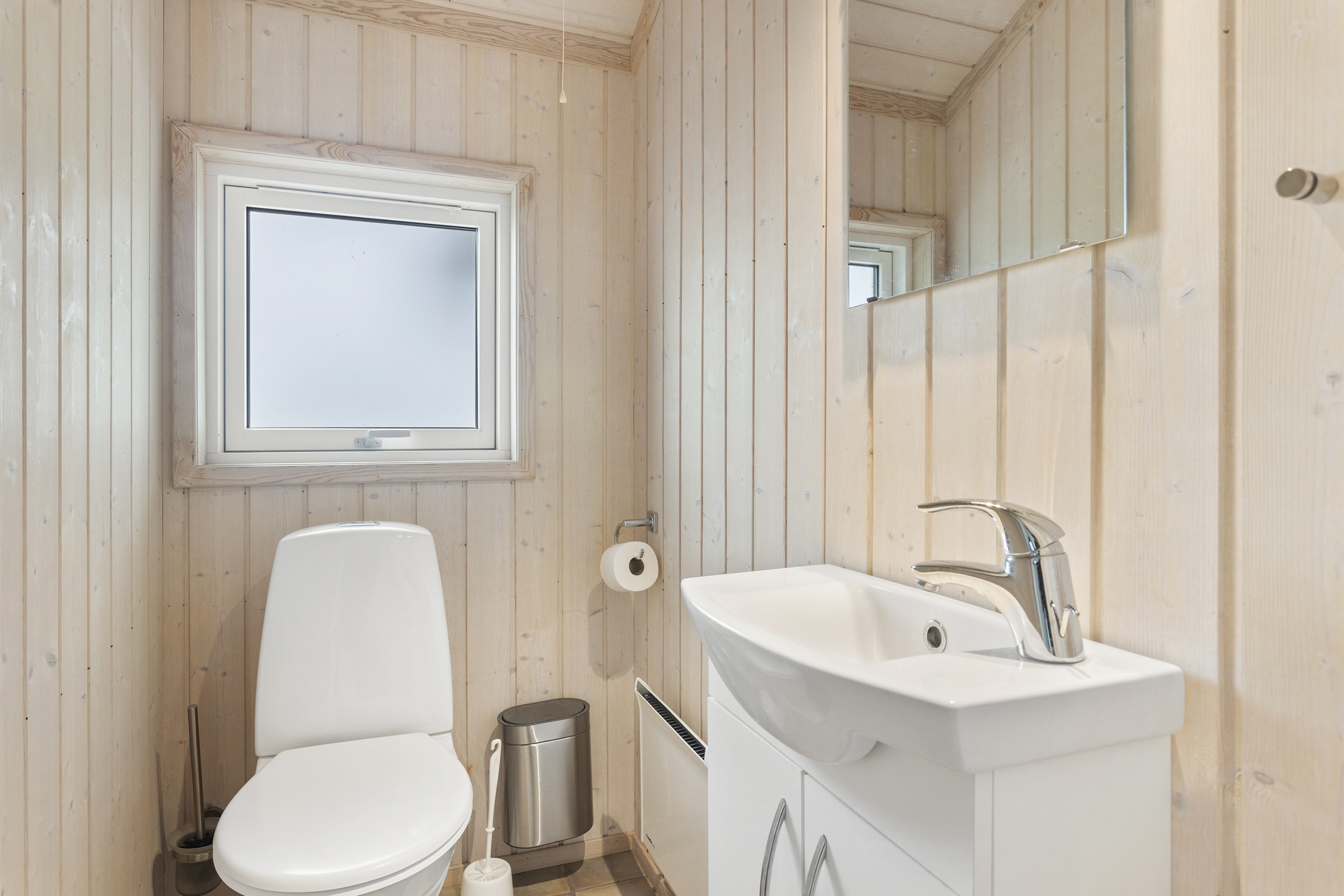 Fremhævet toilet billede i fuldskærmstilstand. Billede af Aaensvej 37, Bratten, 9981 Jerup