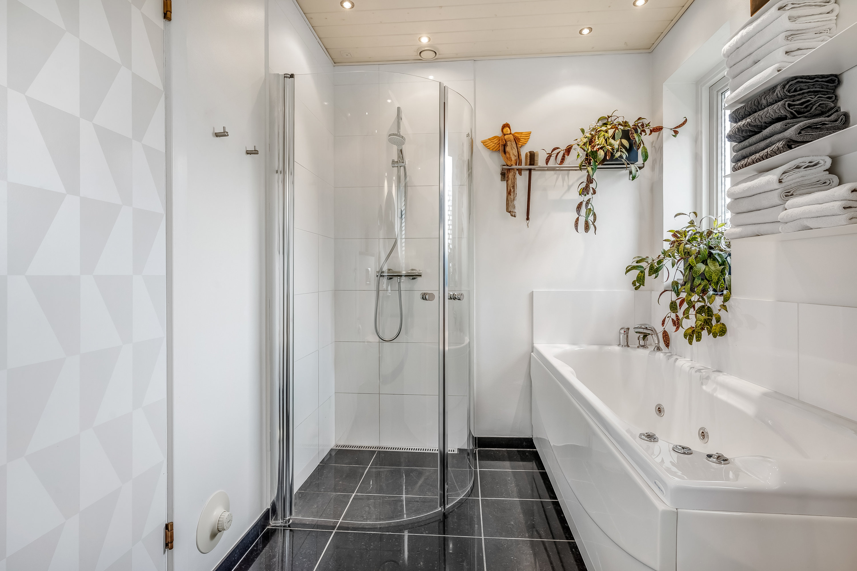 Fremhævet badeværelse billede i fuldskærmstilstand. Billede af Niels Kjeldsens Vej 36, 7500 Holstebro