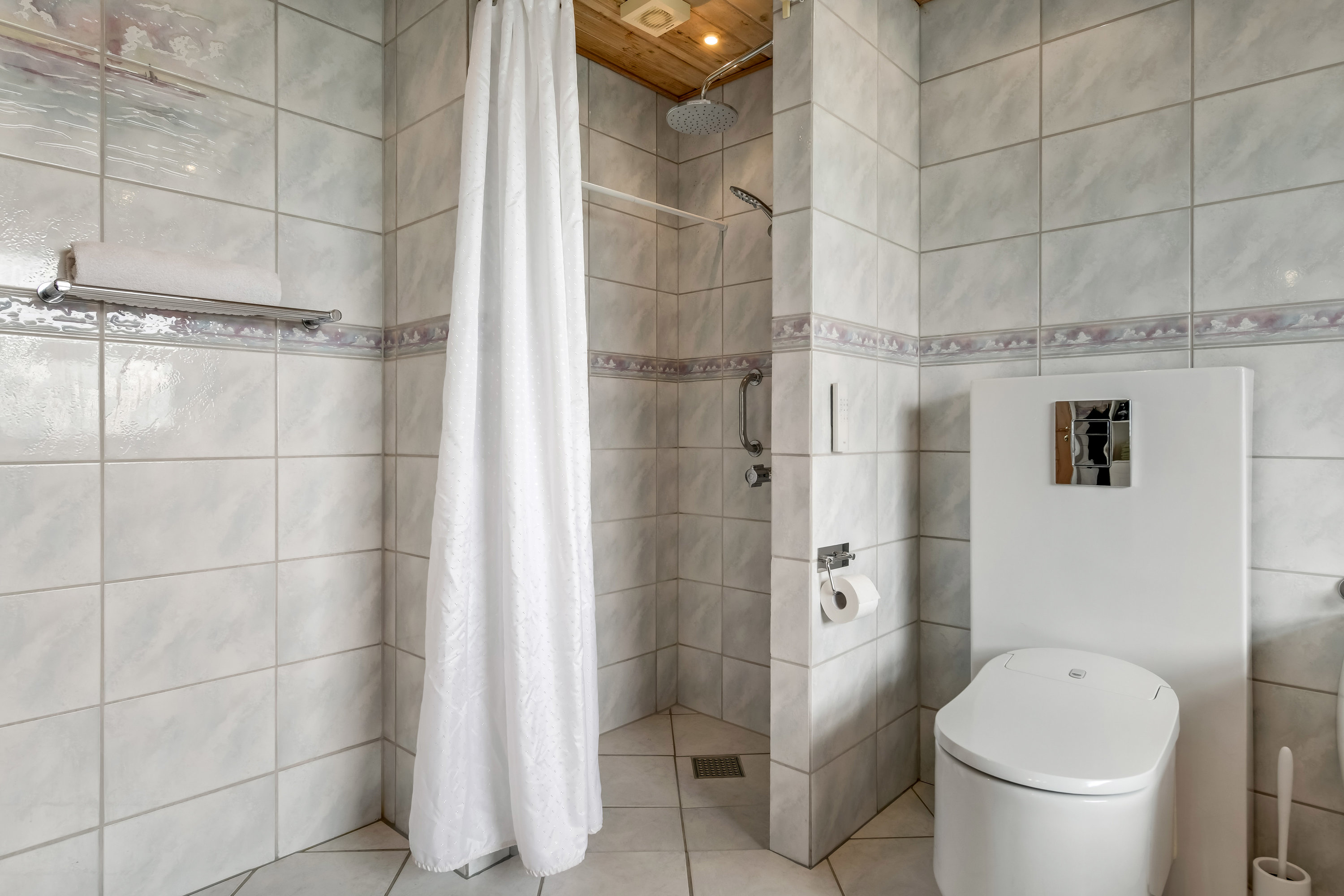 Fremhævet badeværelse billede i fuldskærmstilstand. Billede af Langlivej 15, 6852 Billum