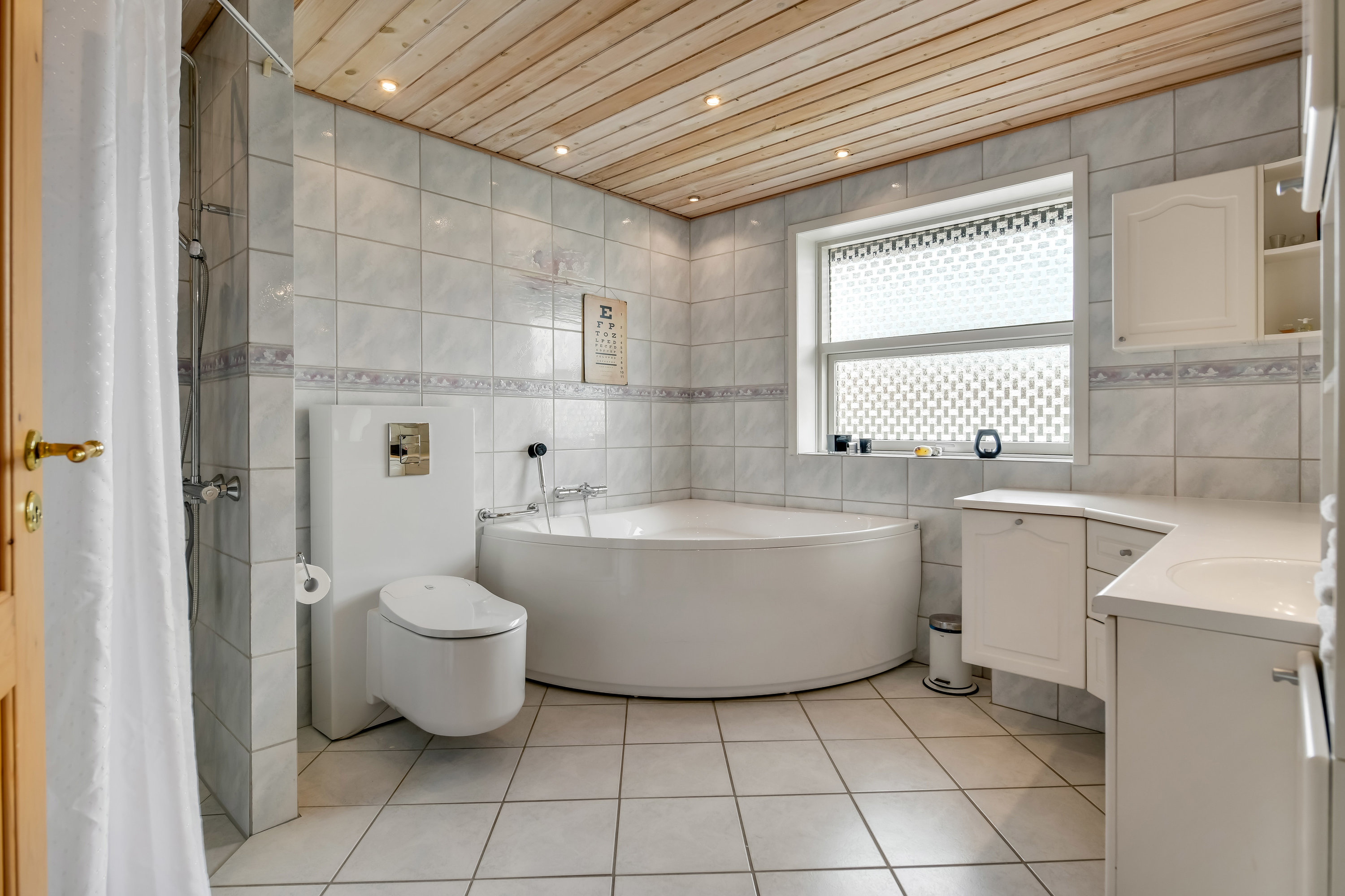 Fremhævet badeværelse billede i fuldskærmstilstand. Billede af Langlivej 15, 6852 Billum